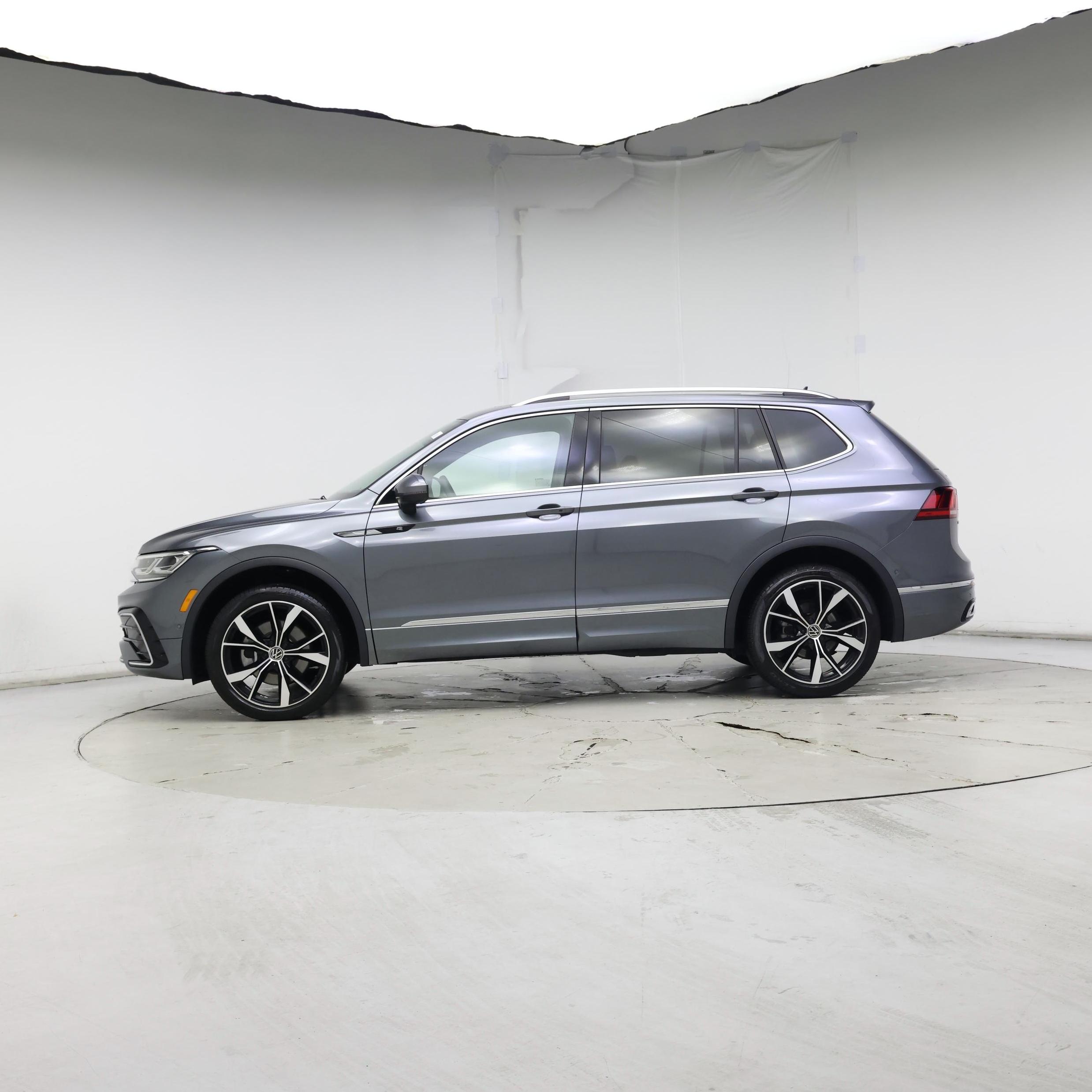 Thumbnail: 2022 Volkswagen Tiguan - 3