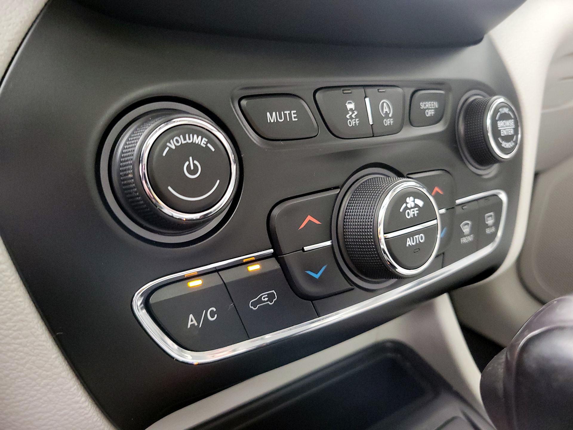 Thumbnail: 2020 Jeep Cherokee - 17