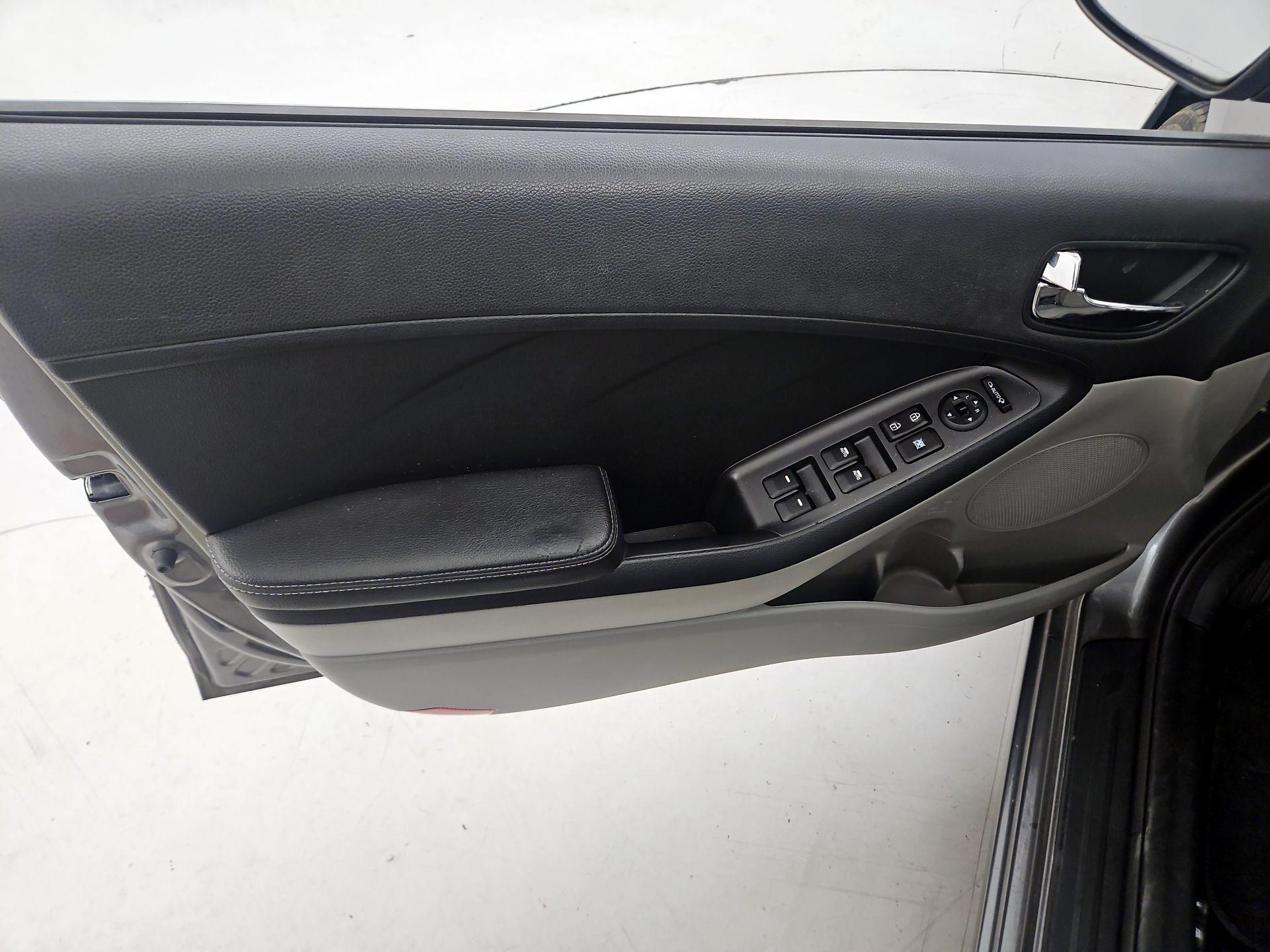 Thumbnail: 2015 Kia Forte - 12