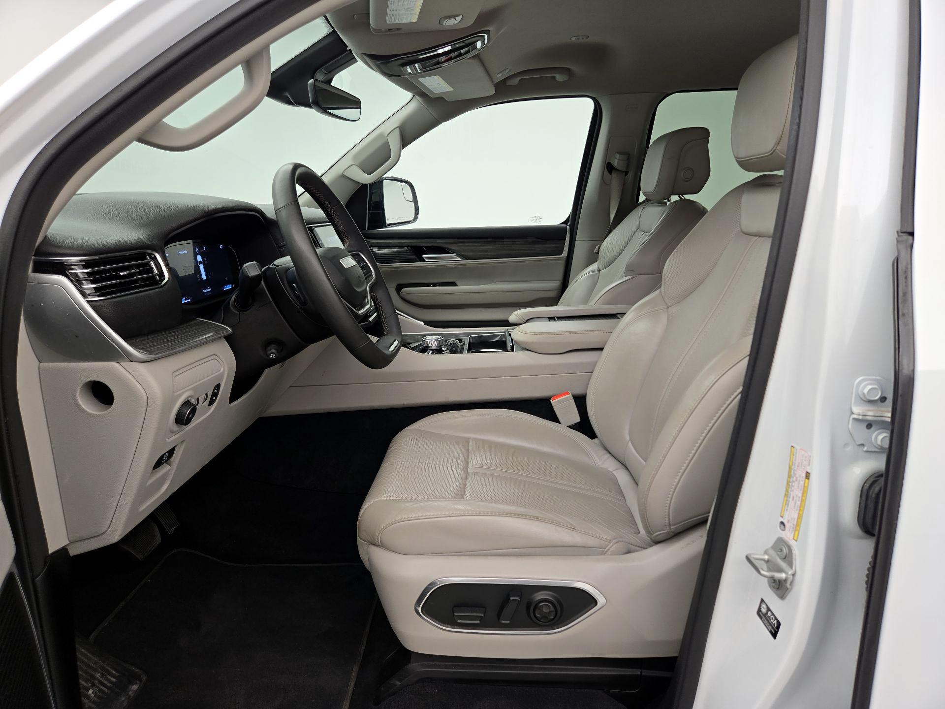 Thumbnail: 2023 Jeep Wagoneer - 11