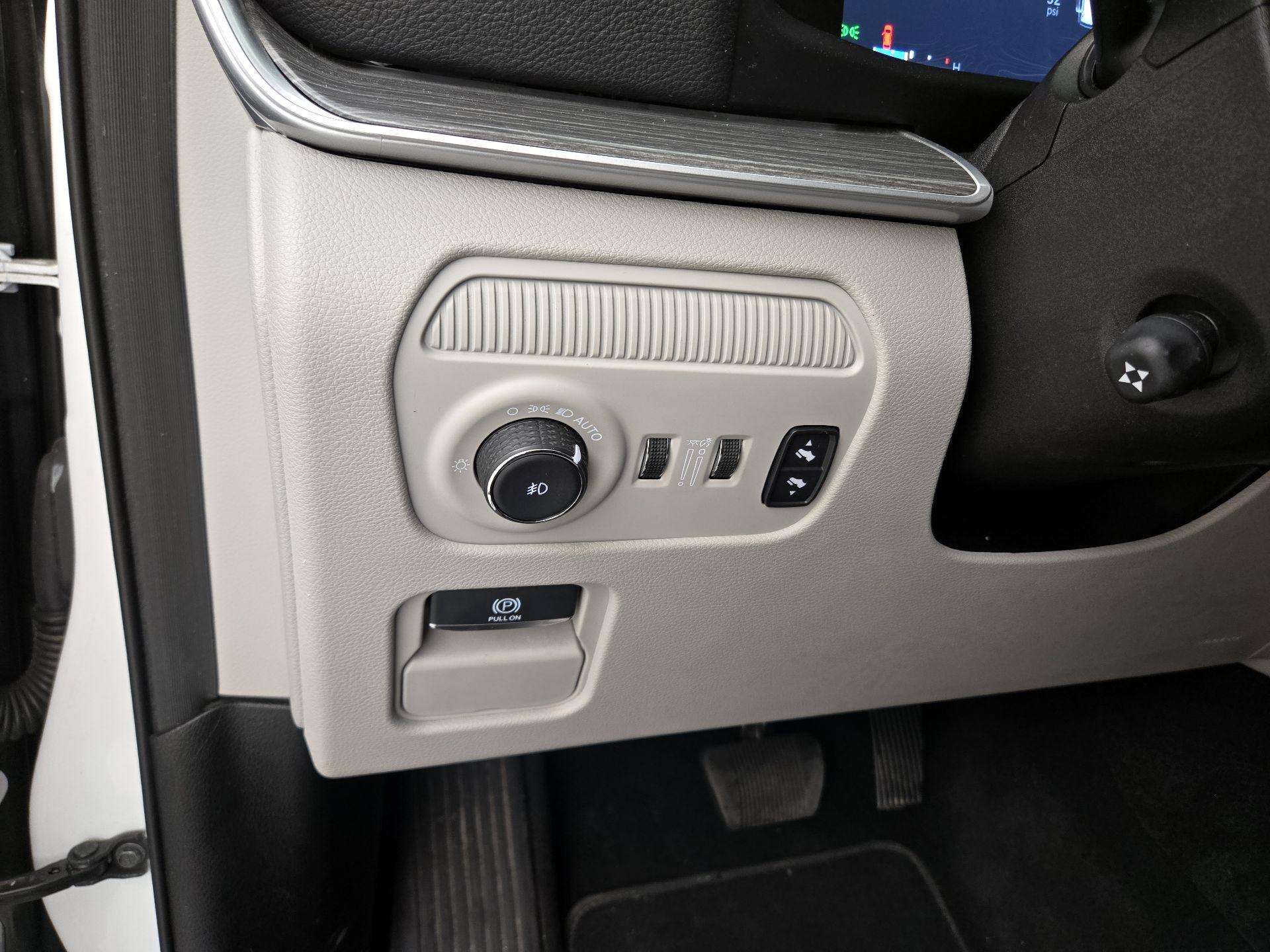 Thumbnail: 2023 Jeep Wagoneer - 13