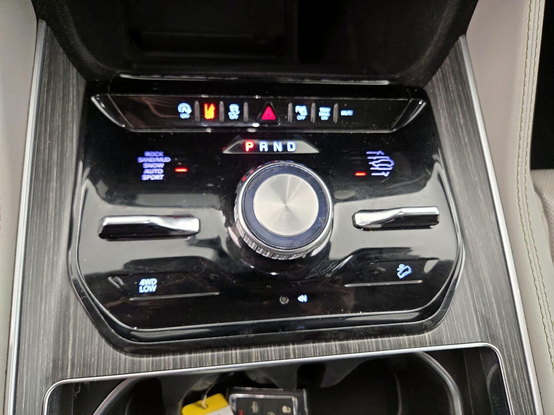 Thumbnail: 2023 Jeep Wagoneer - 18