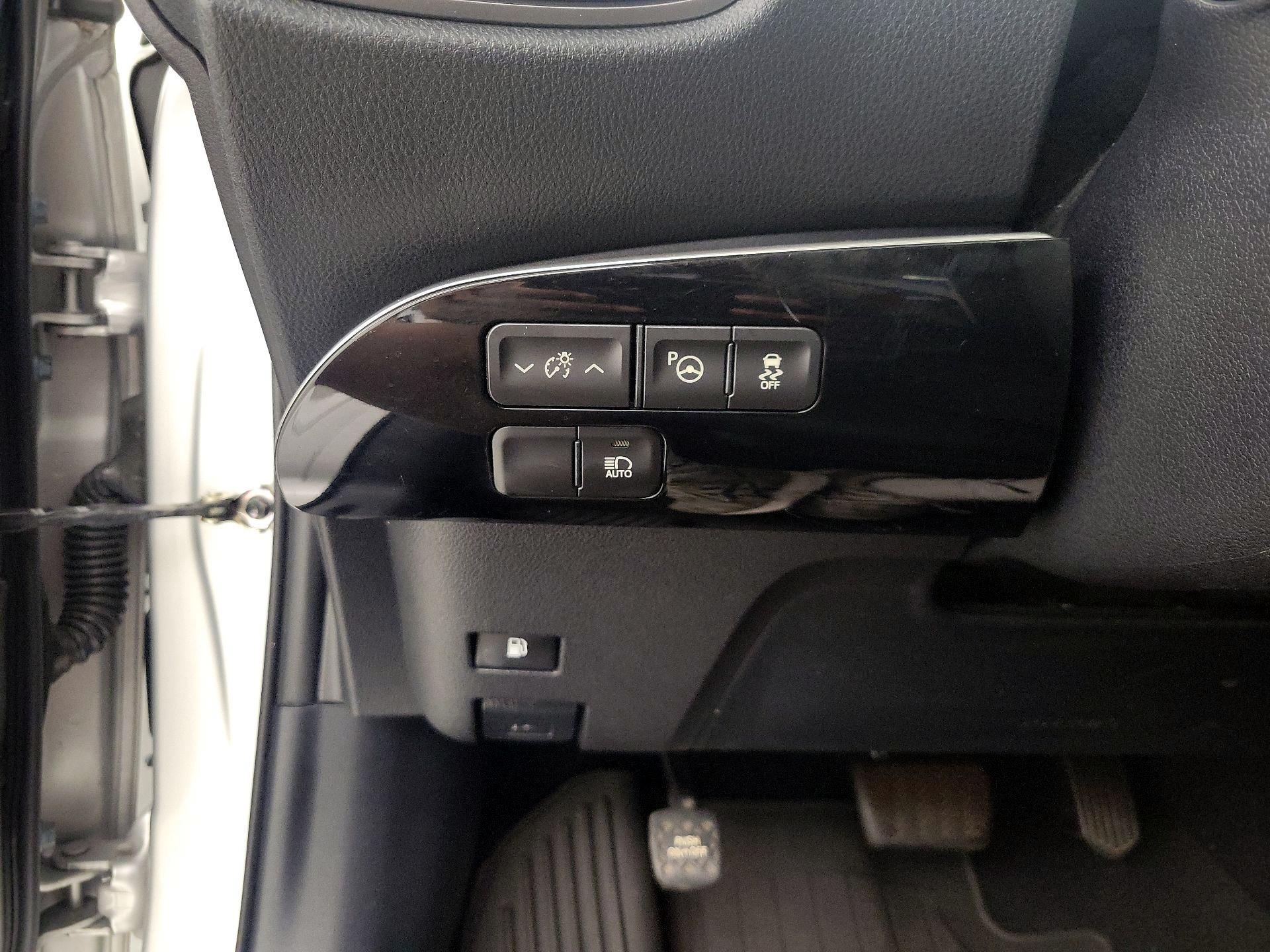 Thumbnail: 2016 Toyota Prius - 13