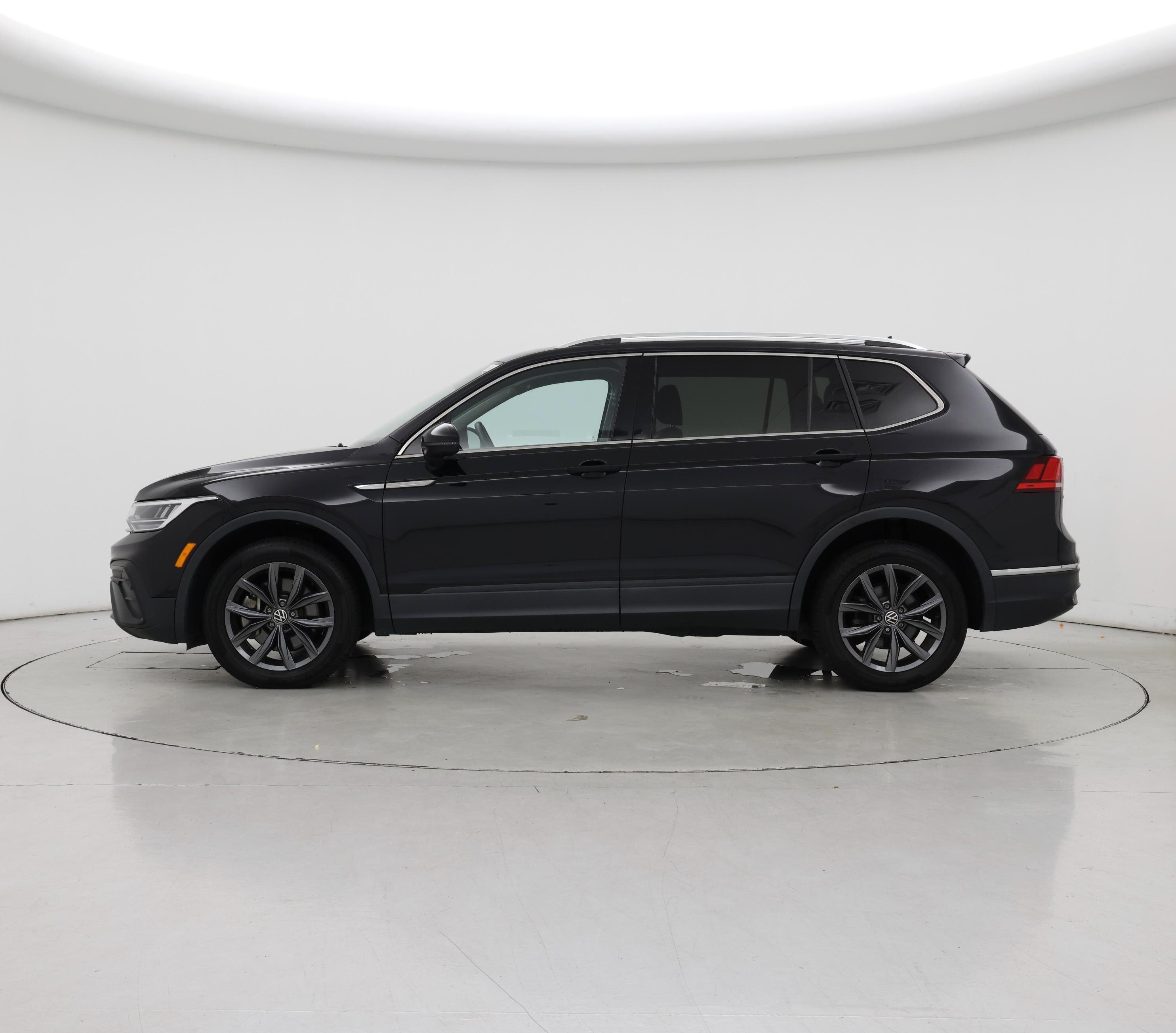 Thumbnail: 2022 Volkswagen Tiguan - 3