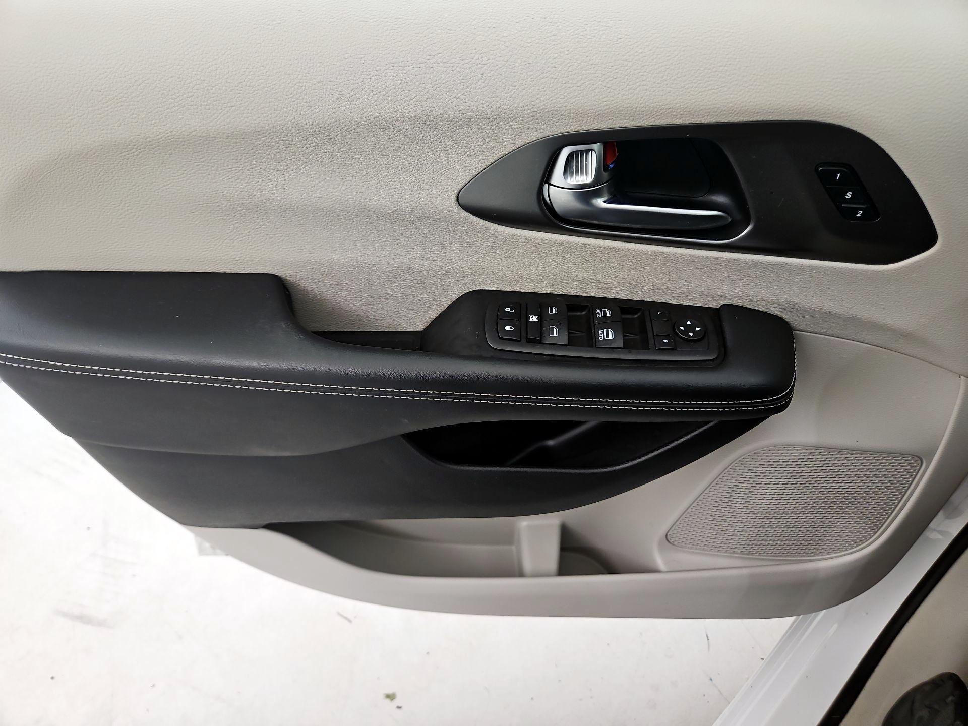 Thumbnail: 2022 Chrysler Pacifica - 12