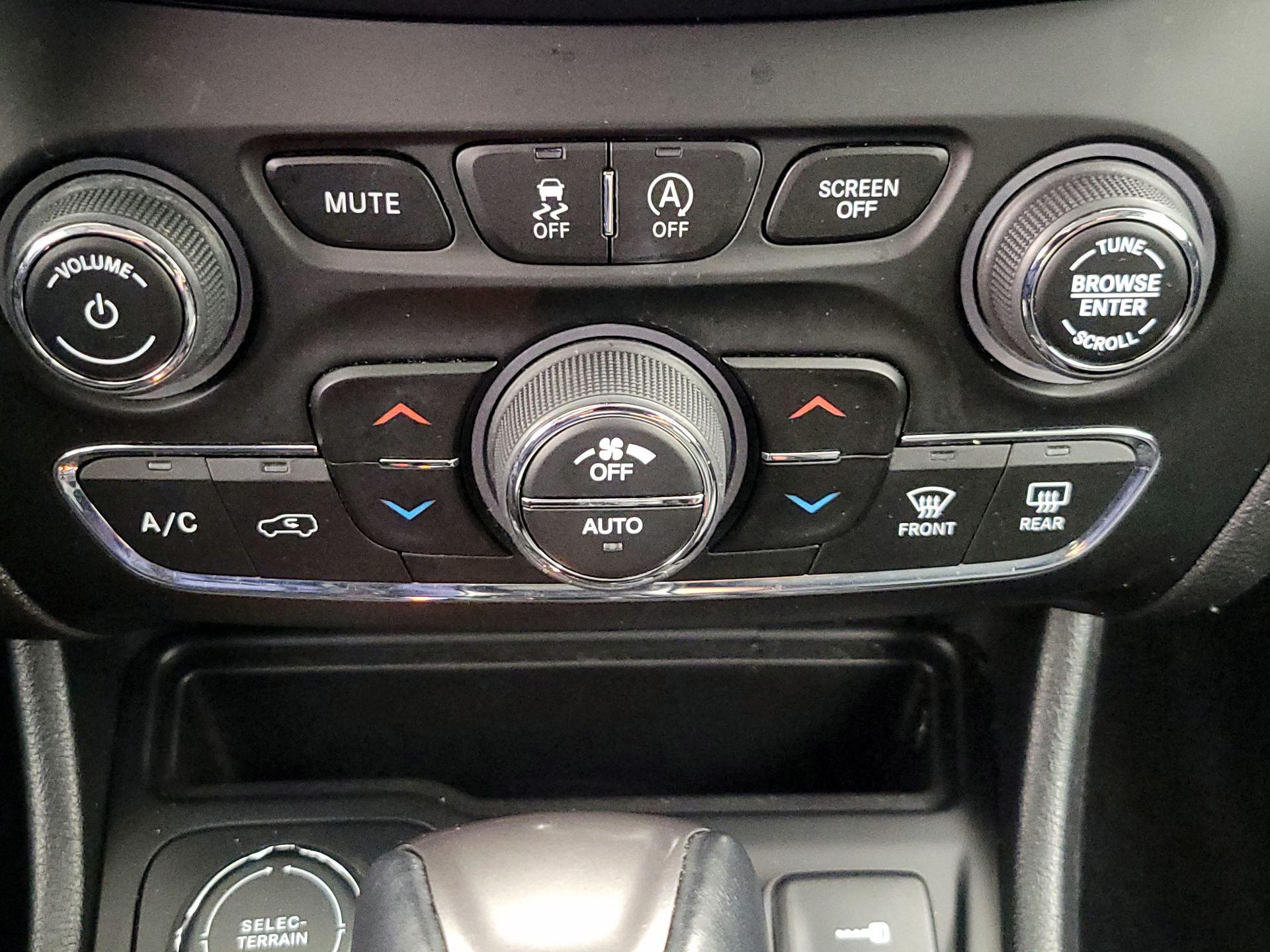 Thumbnail: 2022 Jeep Cherokee - 16