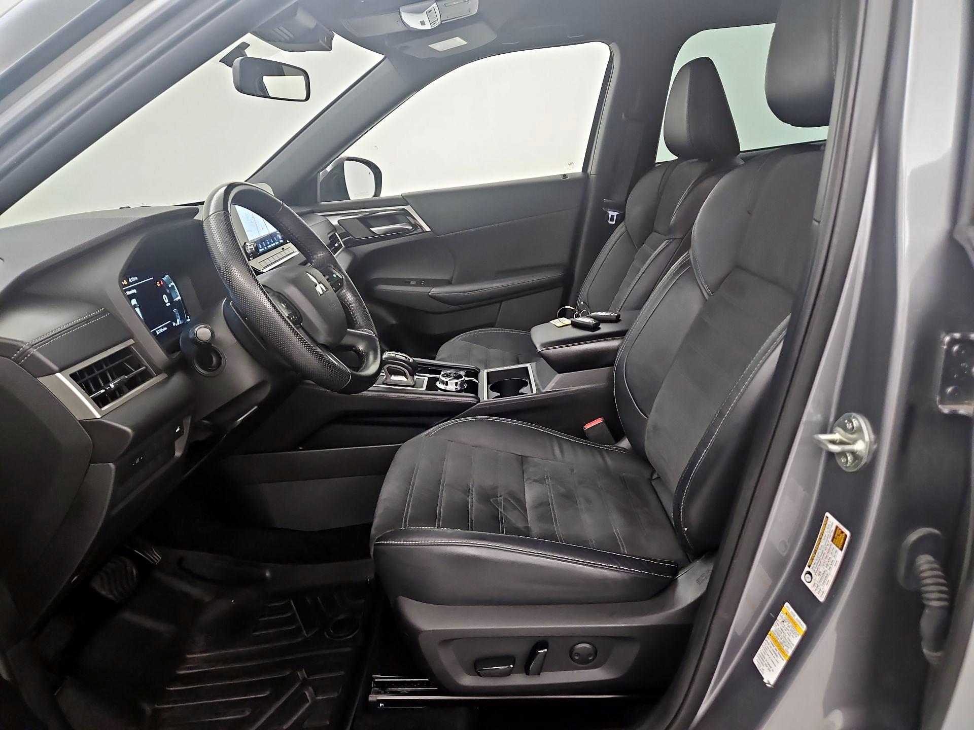 Thumbnail: 2023 Mitsubishi Outlander - 11