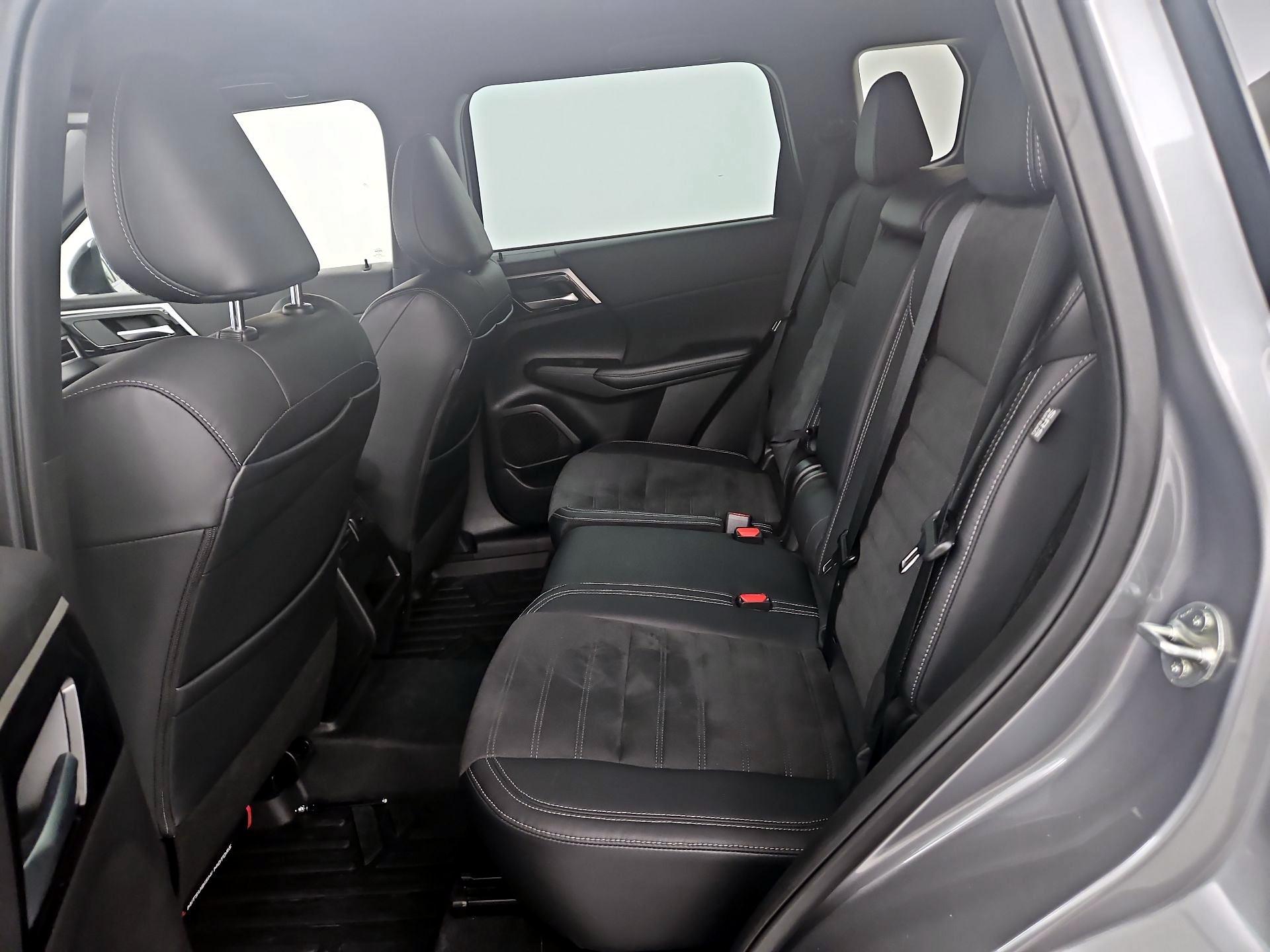 Thumbnail: 2023 Mitsubishi Outlander - 20