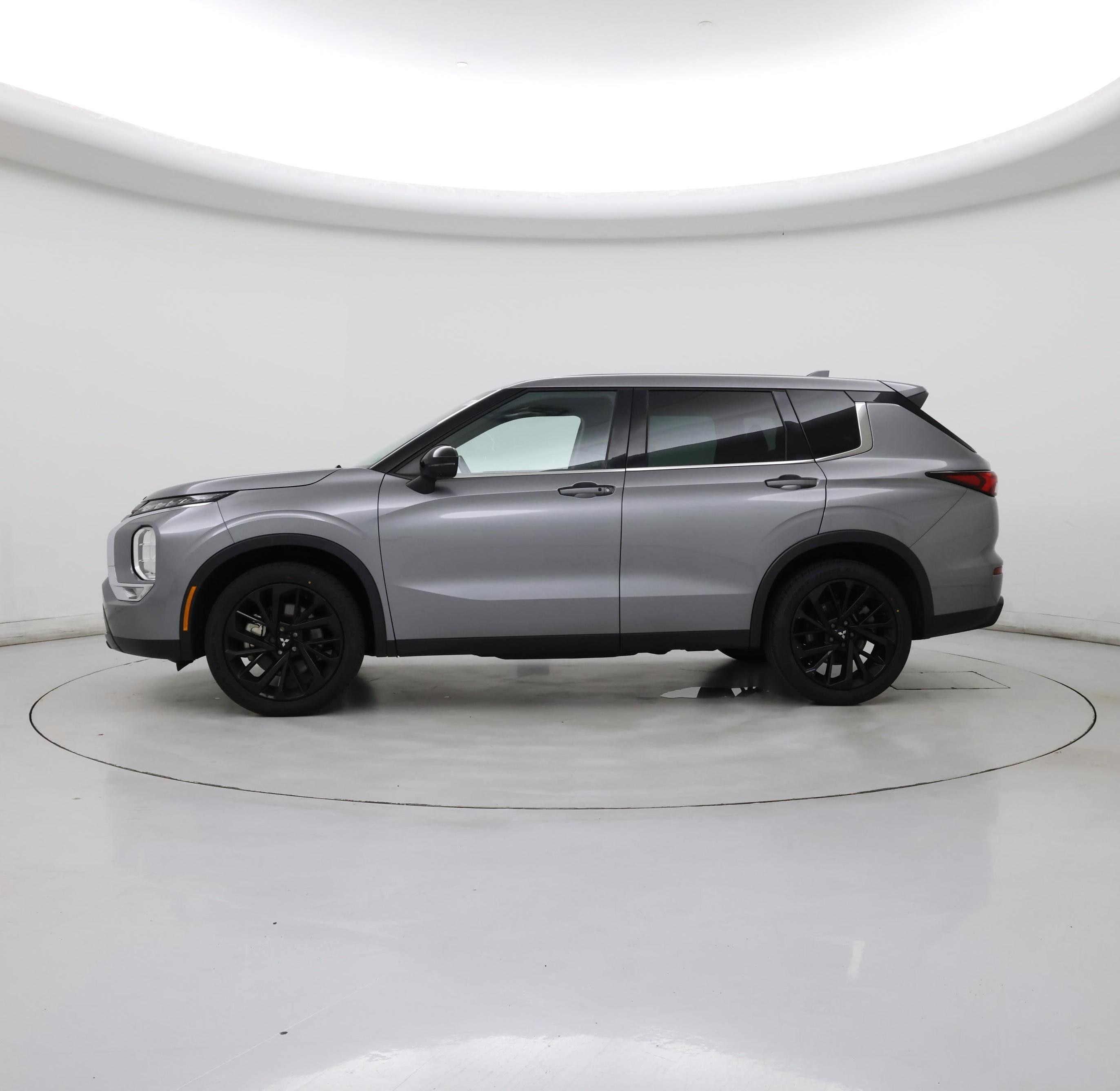 Thumbnail: 2023 Mitsubishi Outlander - 3