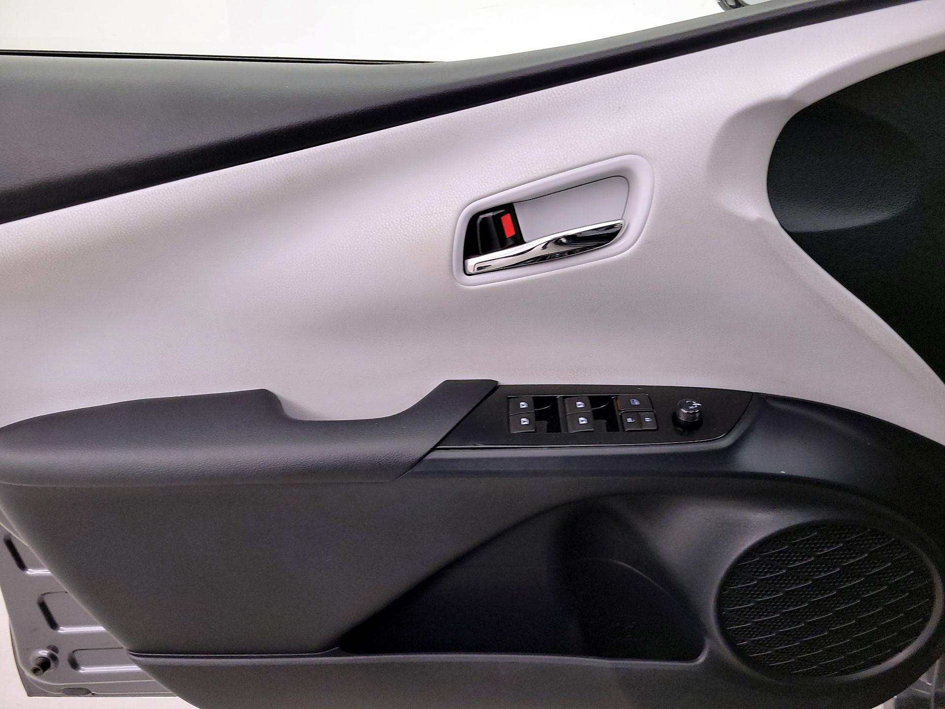 Thumbnail: 2016 Toyota Prius - 12