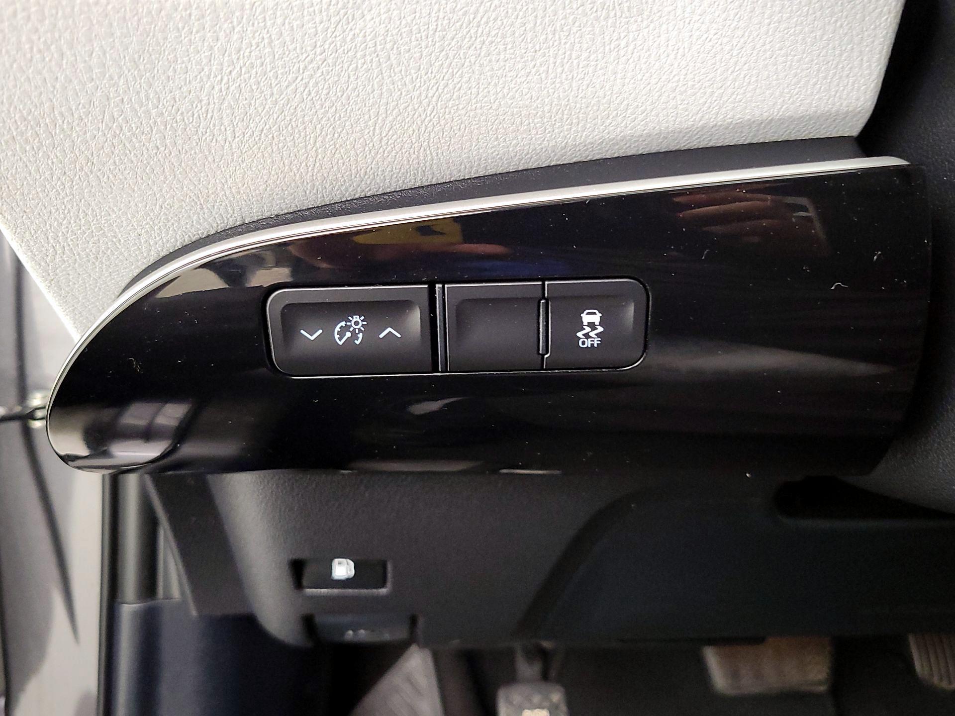 Thumbnail: 2016 Toyota Prius - 13
