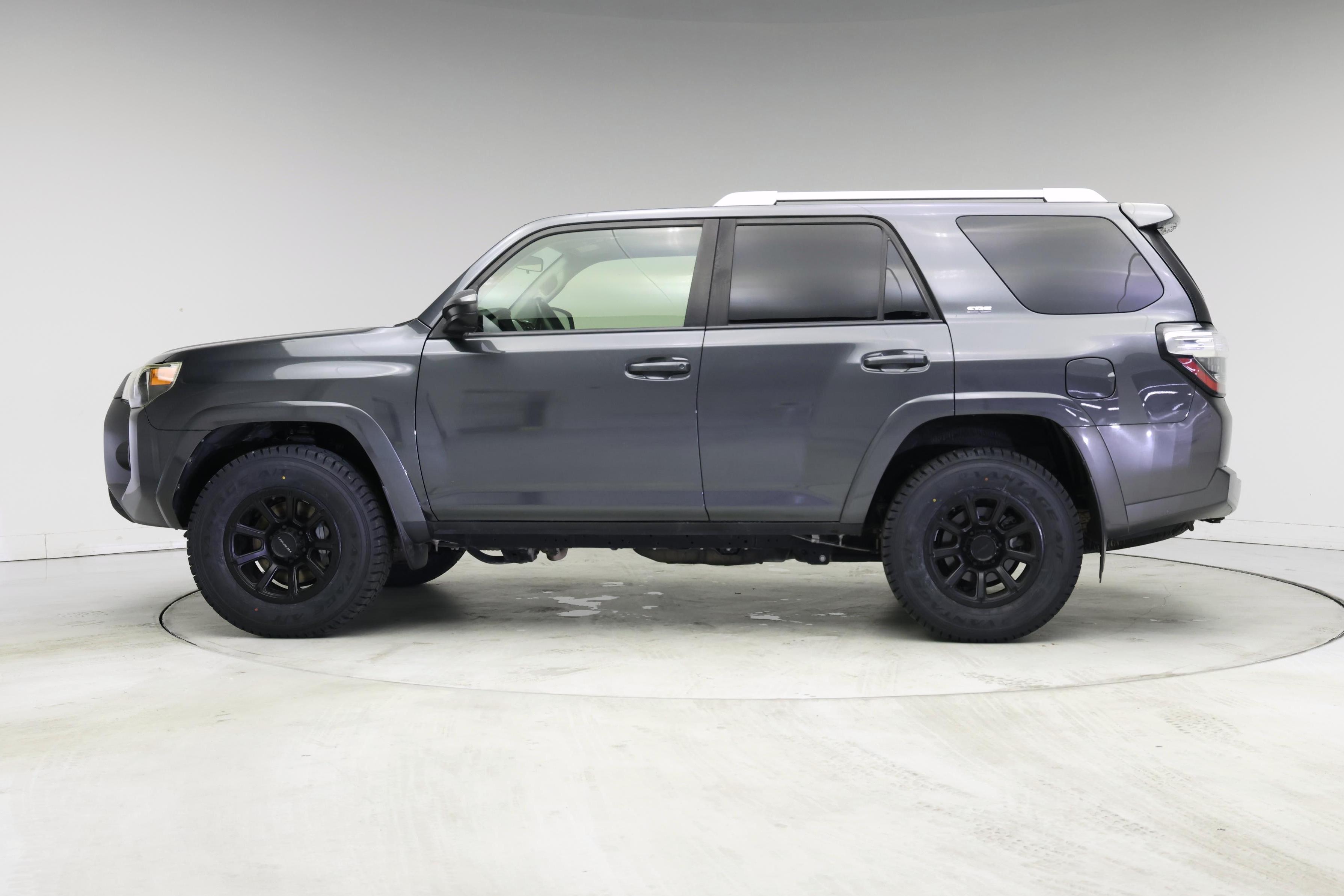 Thumbnail: 2016 Toyota 4Runner - 3