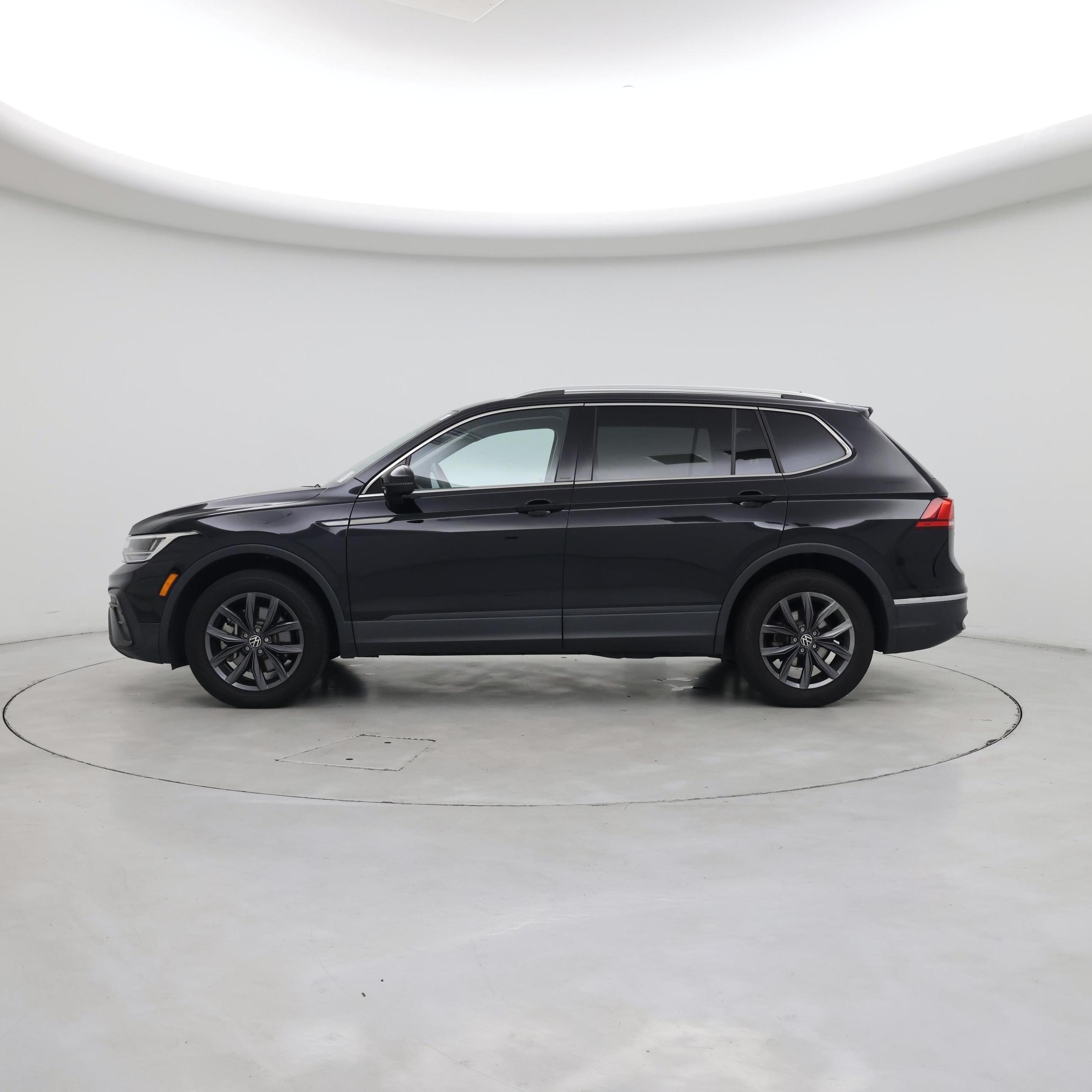 Thumbnail: 2022 Volkswagen Tiguan - 3