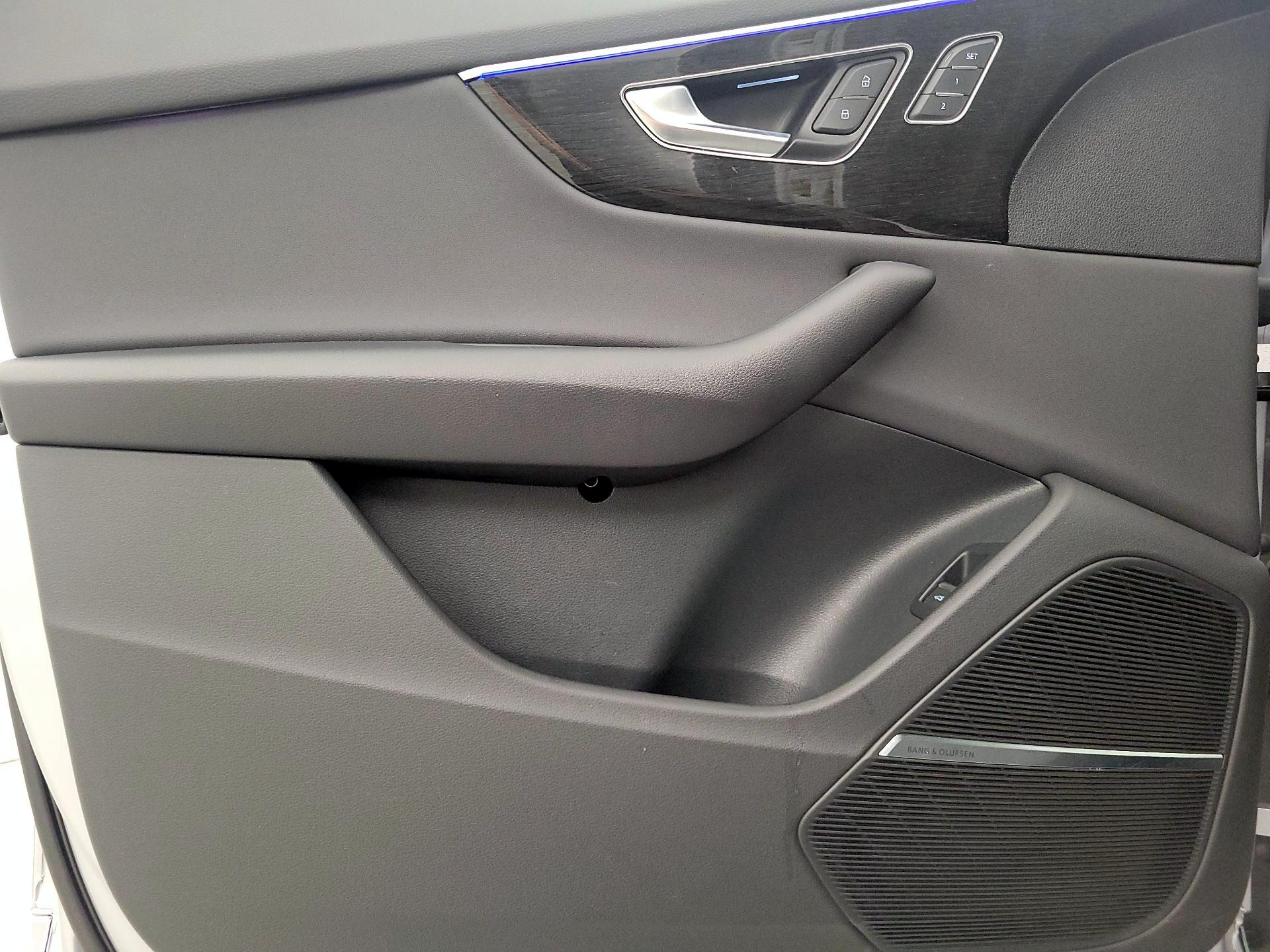 Thumbnail: 2021 Audi Q8 - 12