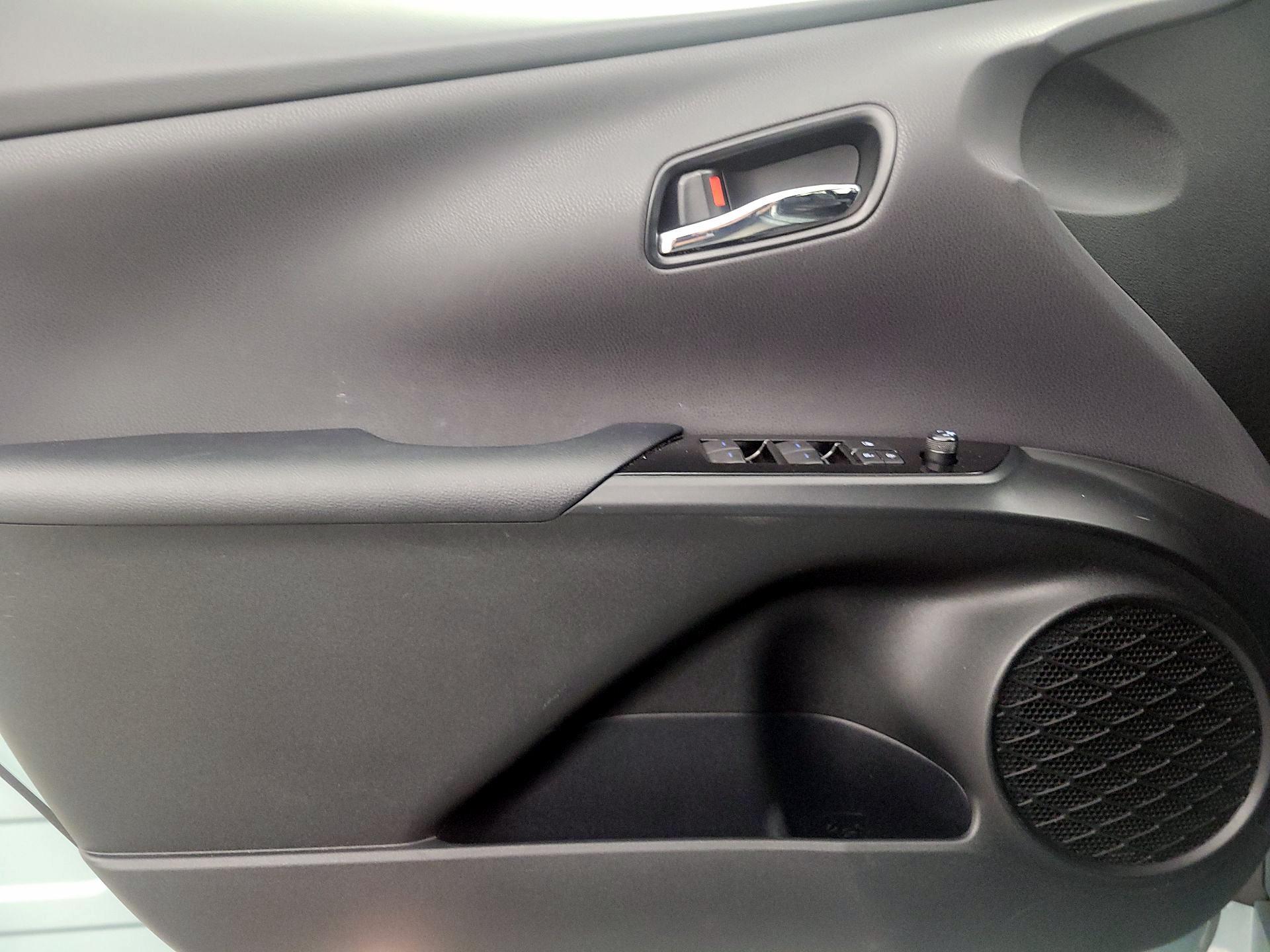 Thumbnail: 2019 Toyota Prius - 12