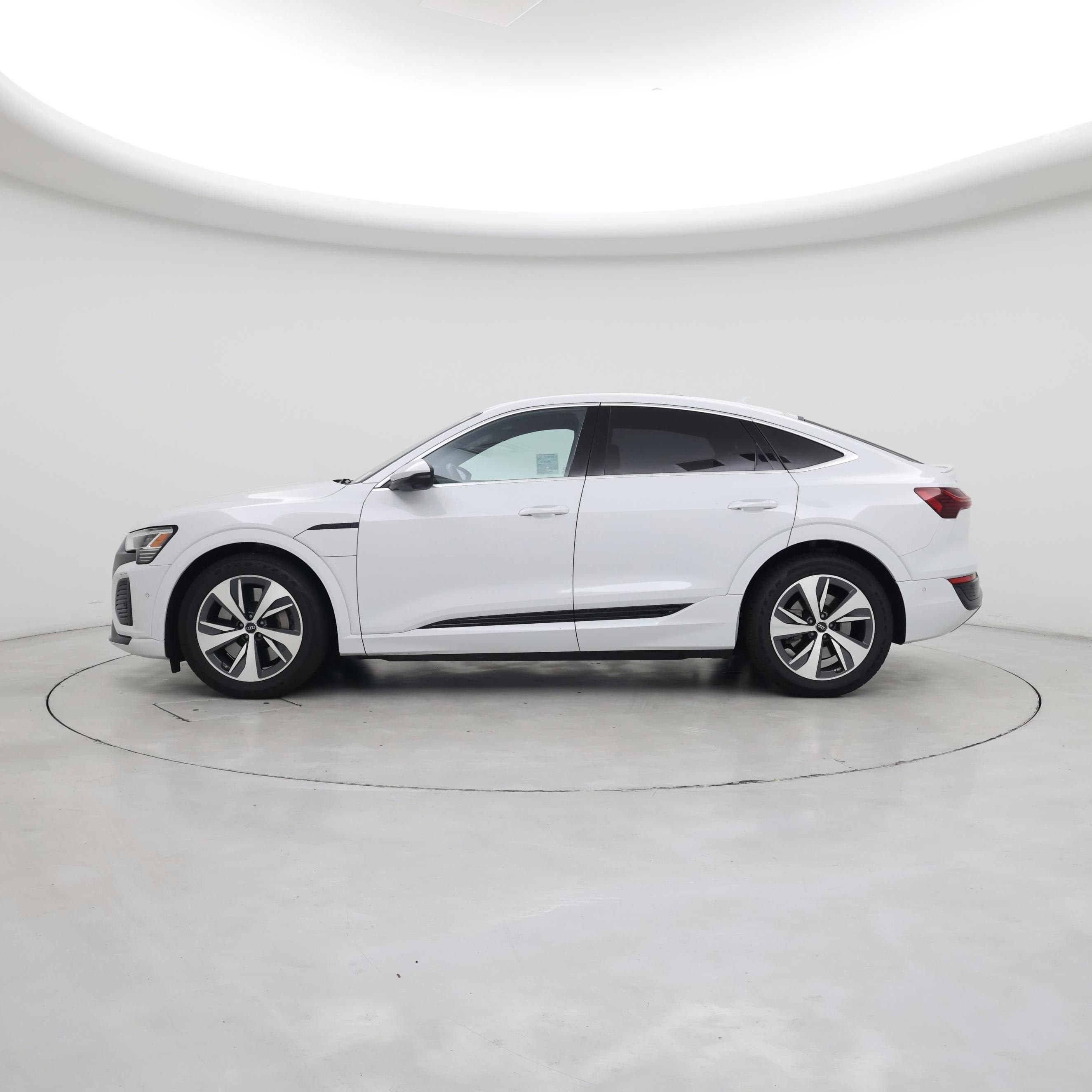 Thumbnail: 2024 Audi Q8 e-tron - 3
