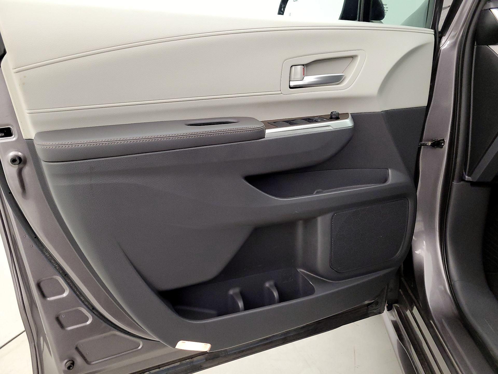 Thumbnail: 2021 Toyota Sienna - 12
