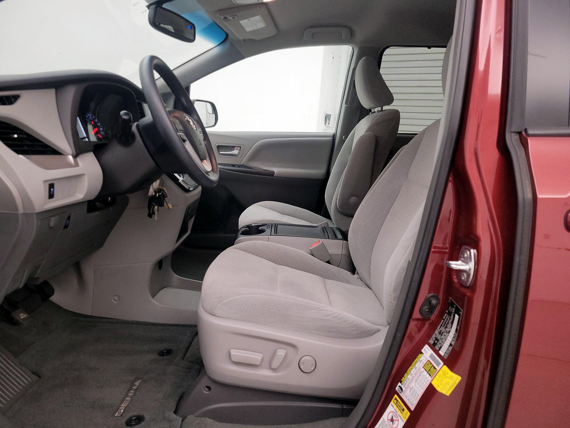 Thumbnail: 2015 Toyota Sienna - 11