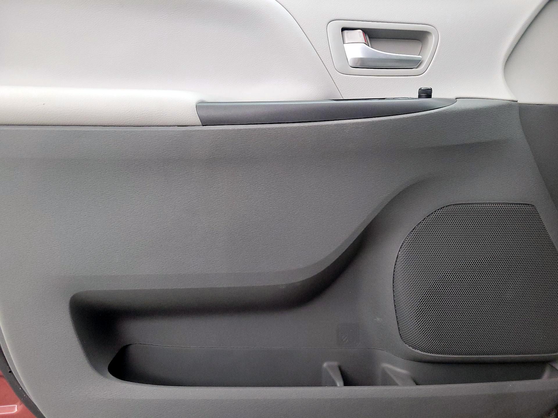 Thumbnail: 2015 Toyota Sienna - 12