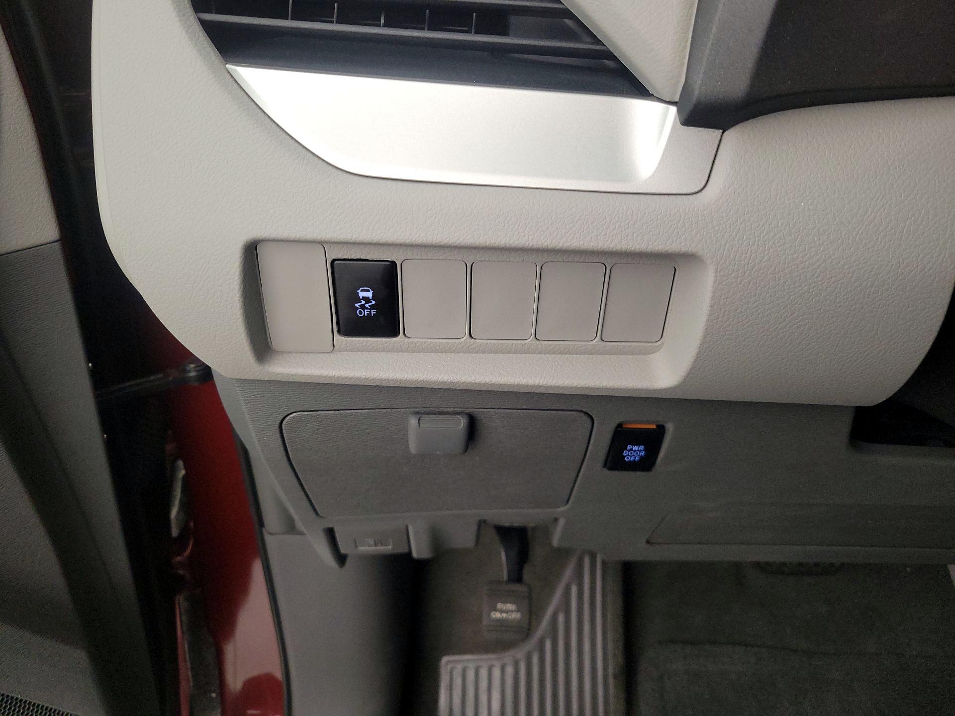 Thumbnail: 2015 Toyota Sienna - 13