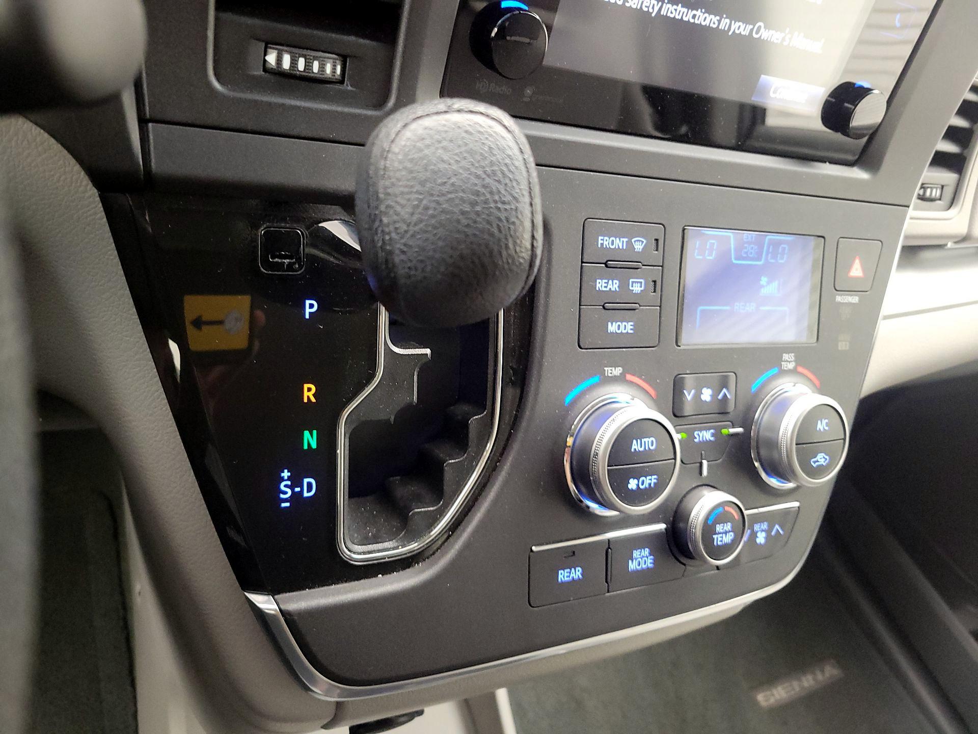 Thumbnail: 2015 Toyota Sienna - 17