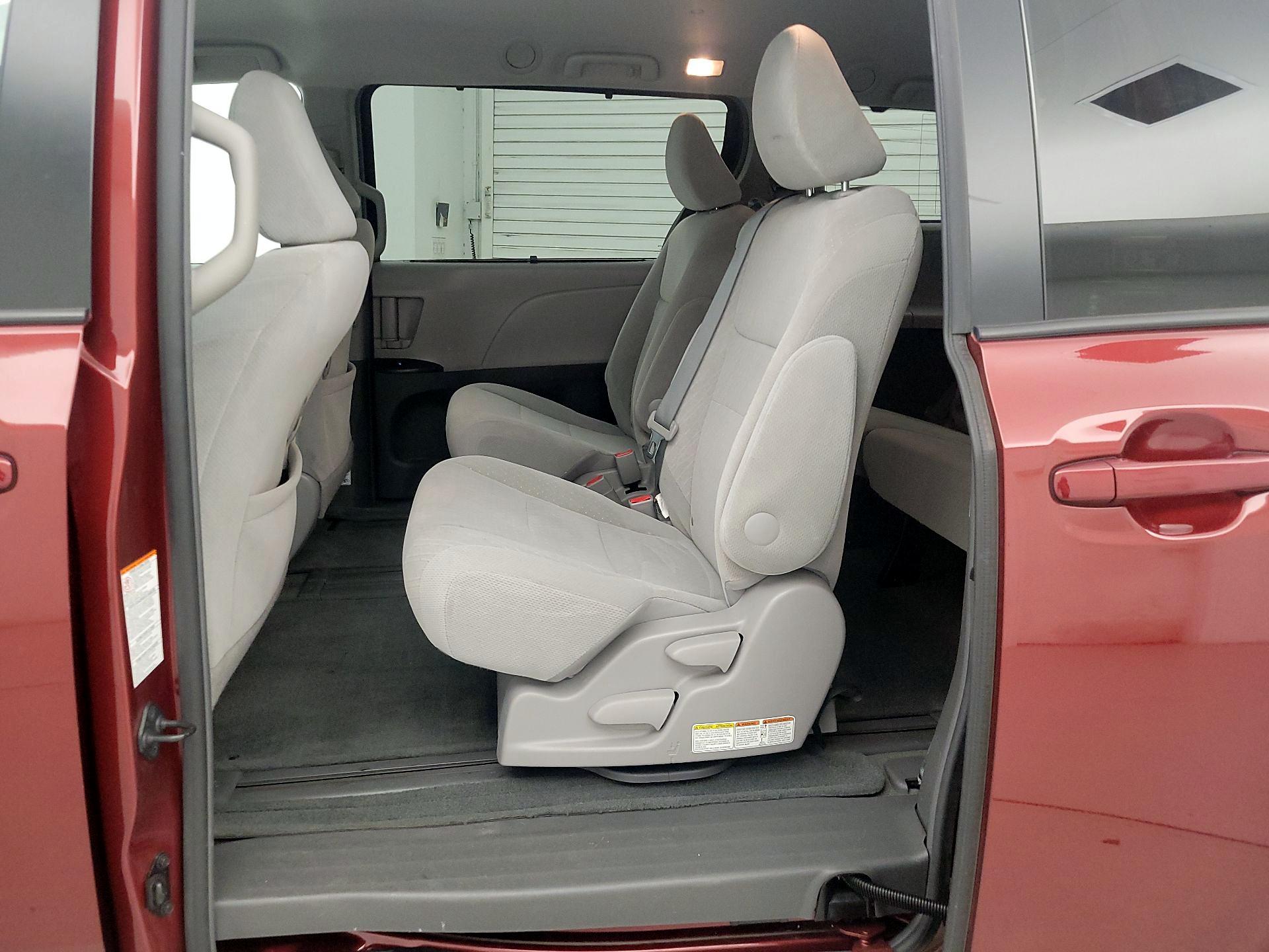 Thumbnail: 2015 Toyota Sienna - 19