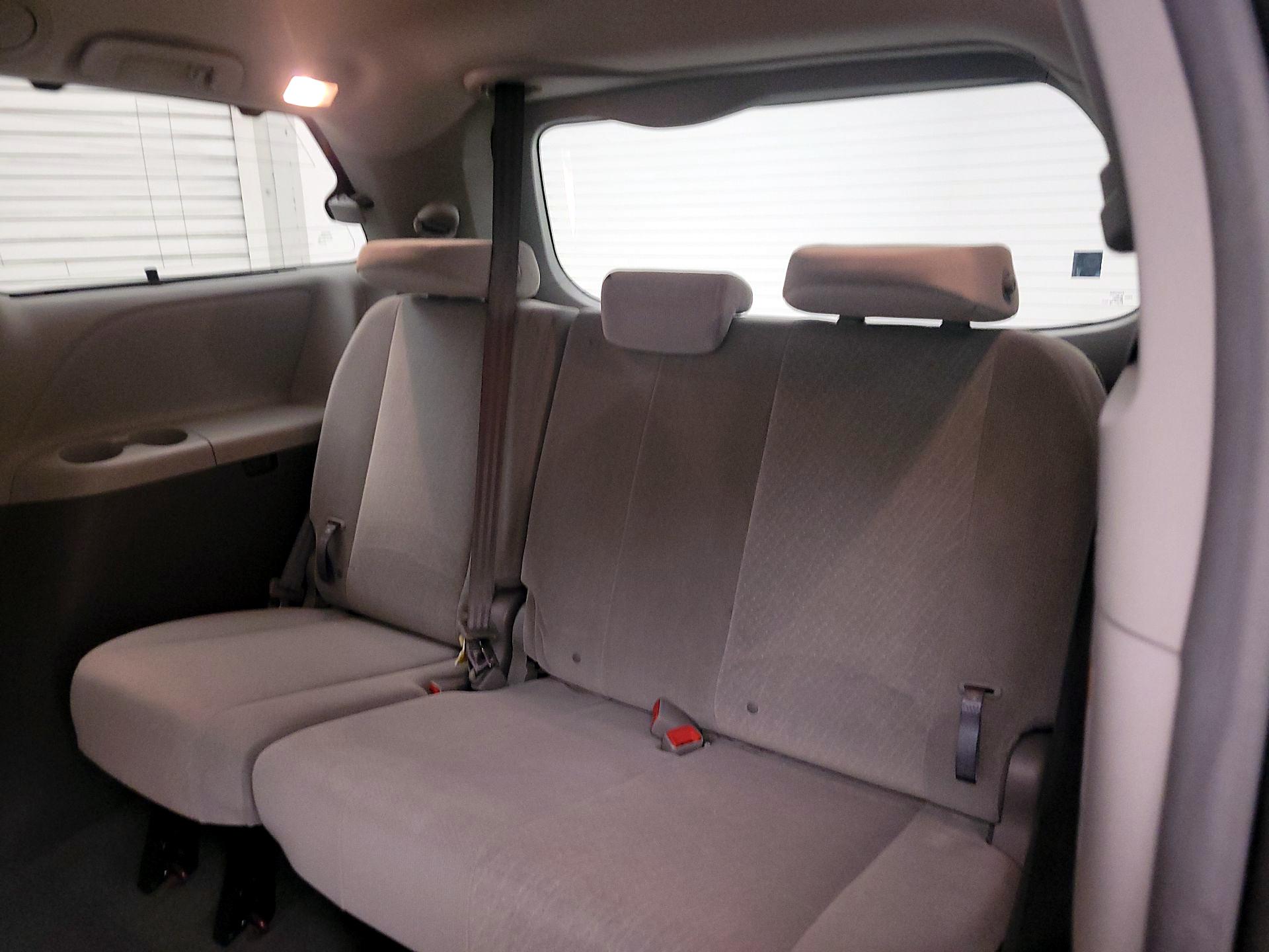 Thumbnail: 2015 Toyota Sienna - 20