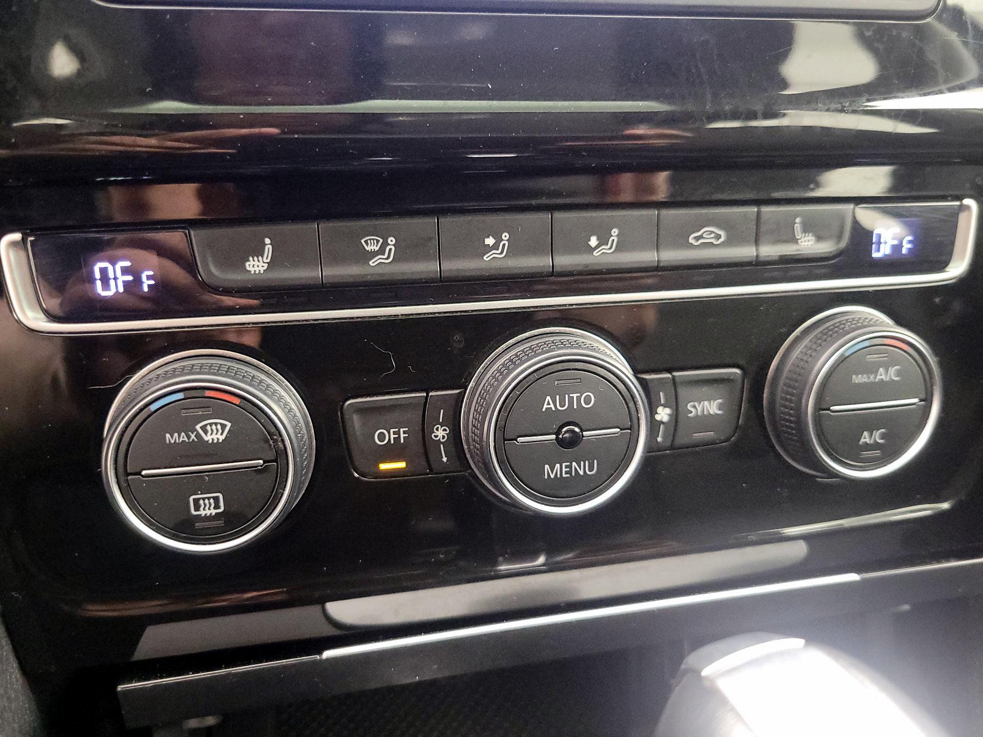 Thumbnail: 2015 Volkswagen Golf - 16