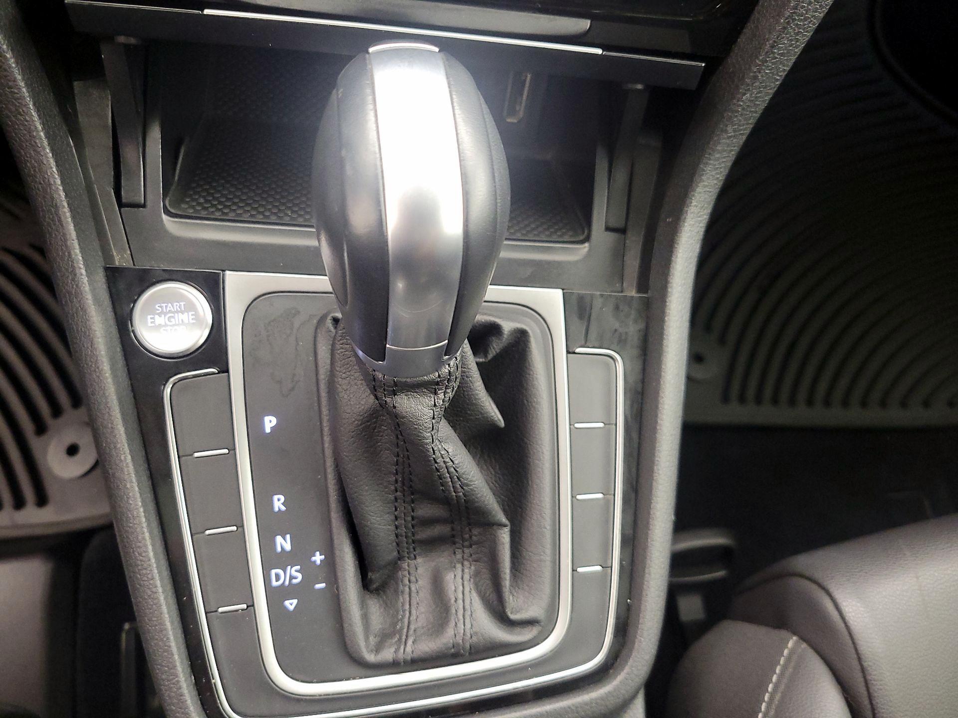 Thumbnail: 2015 Volkswagen Golf - 17