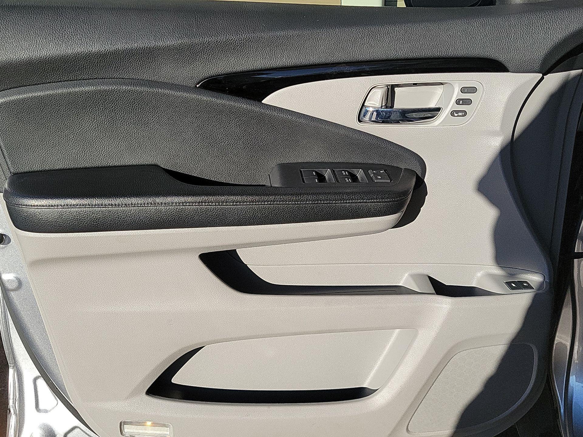 Thumbnail: 2017 Honda Pilot - 10