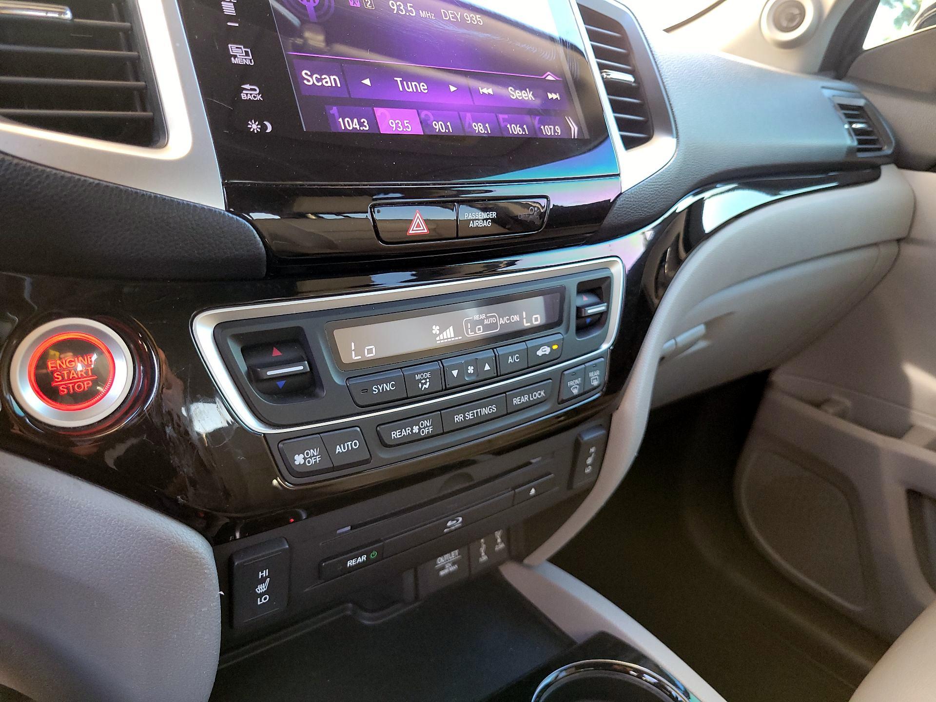 Thumbnail: 2017 Honda Pilot - 14