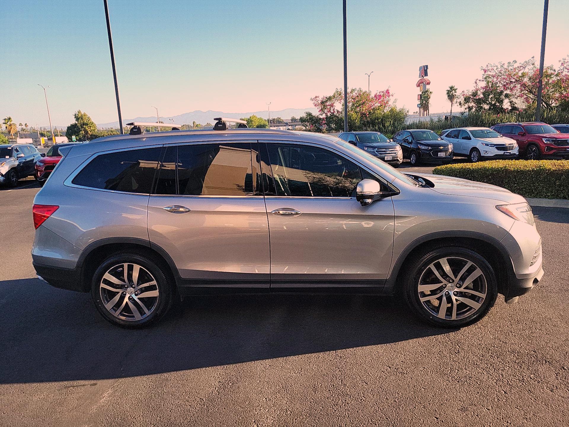 Thumbnail: 2017 Honda Pilot - 4