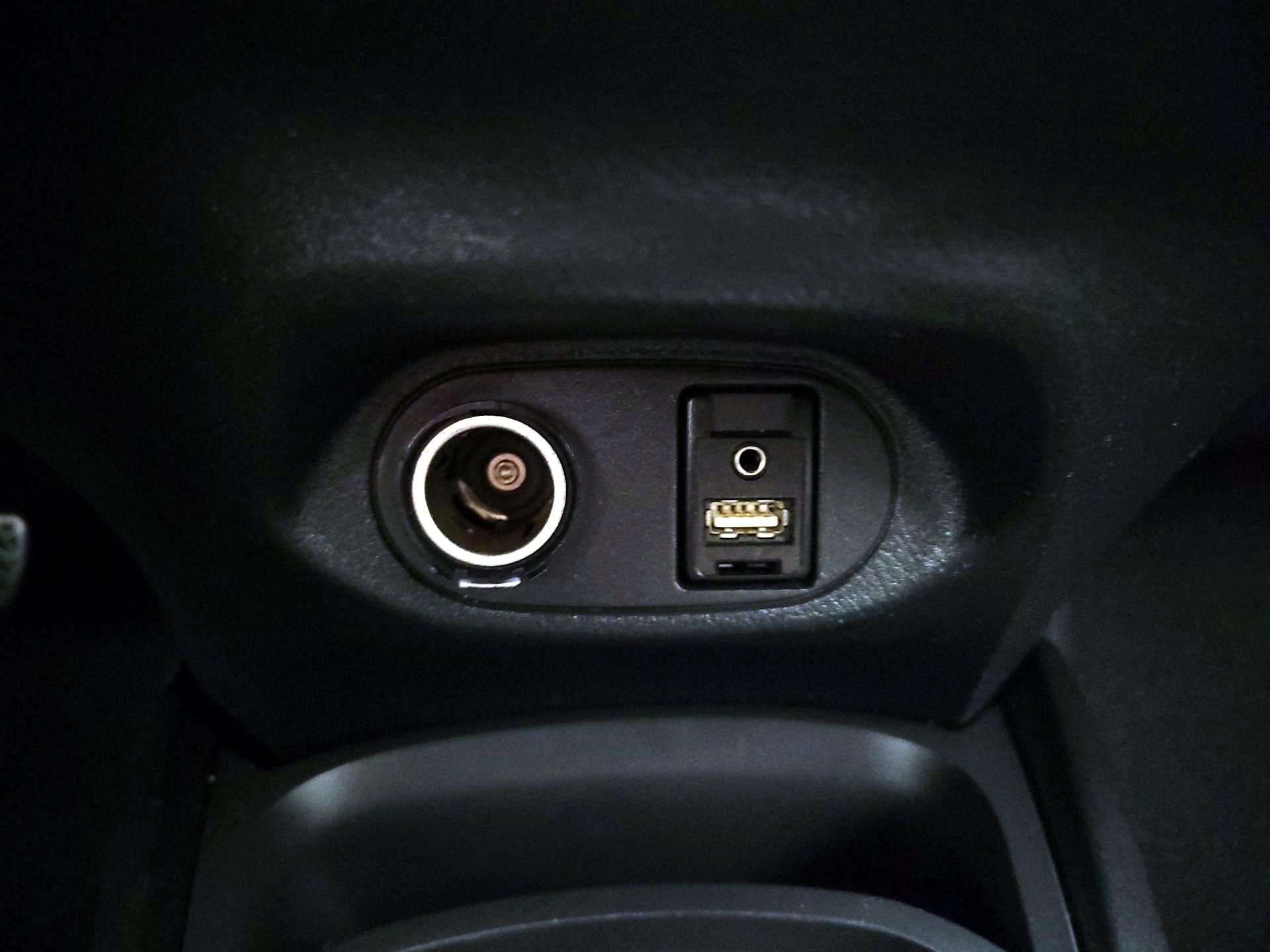 Thumbnail: 2015 Toyota Yaris - 17