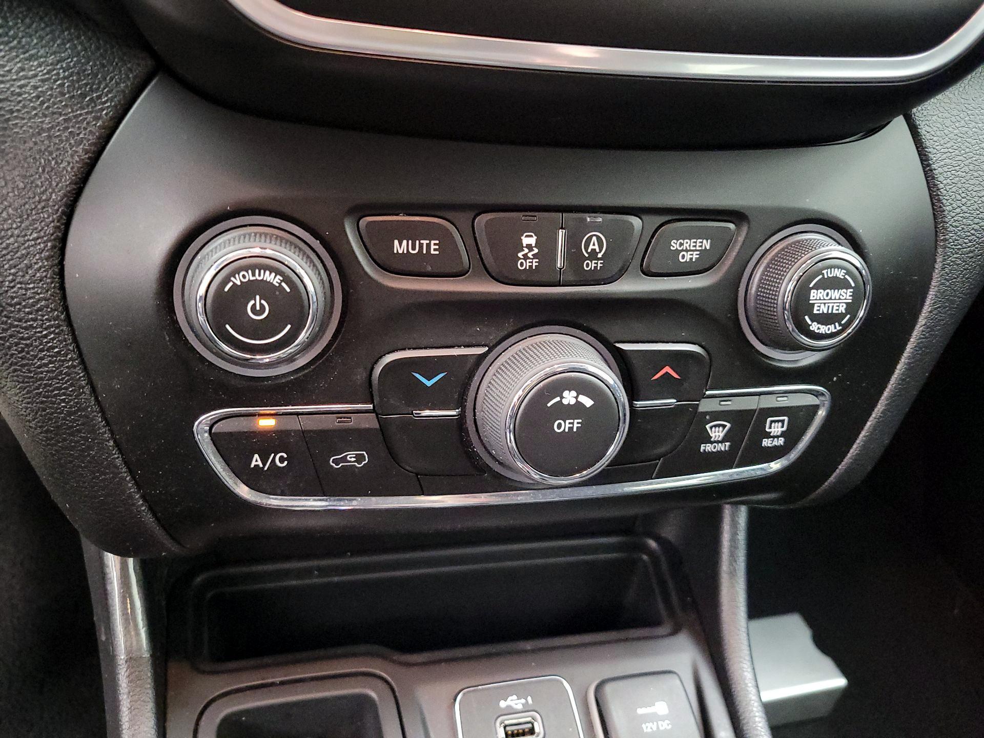 Thumbnail: 2020 Jeep Cherokee - 17