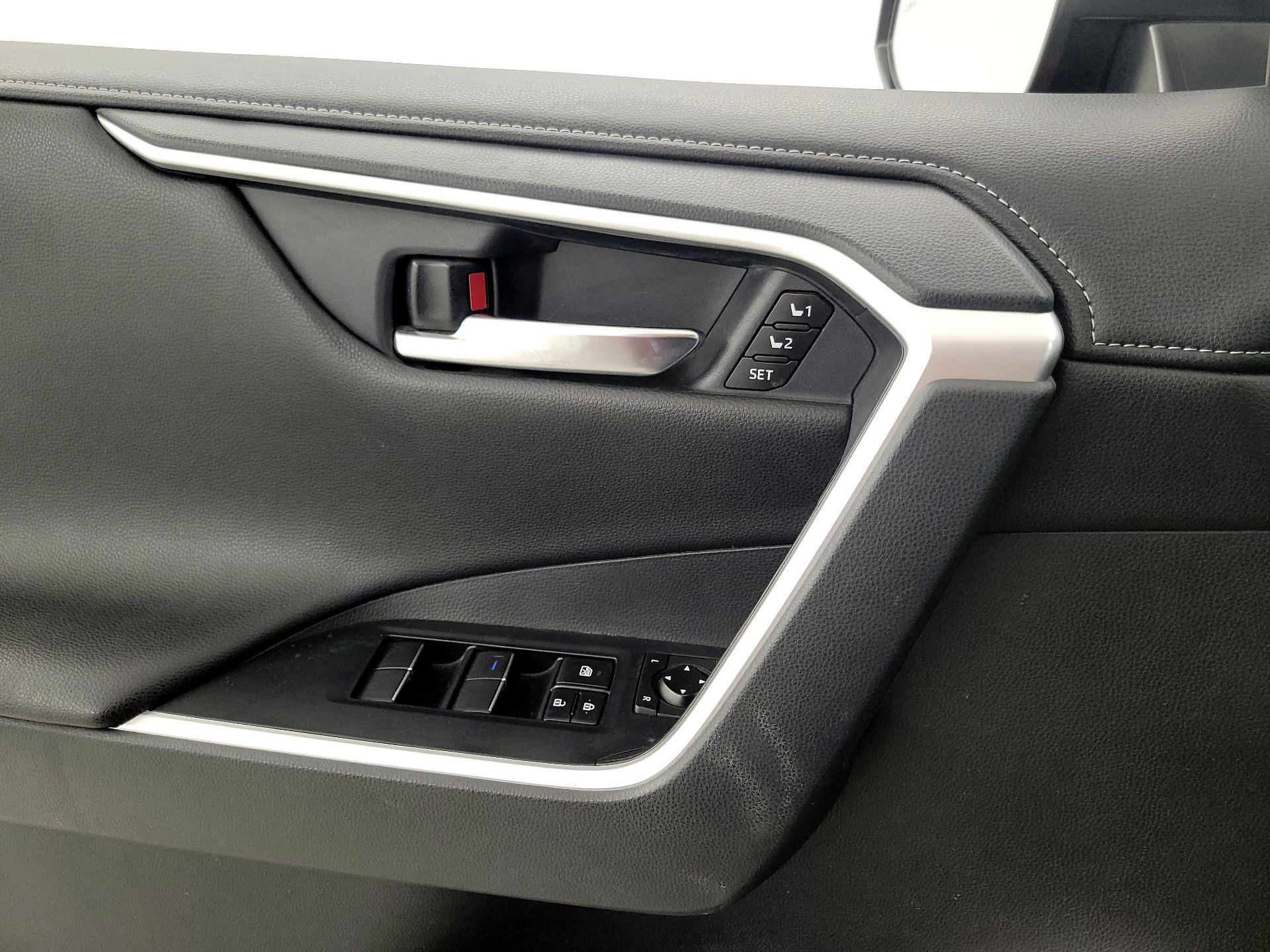 Thumbnail: 2019 Toyota RAV4 - 12