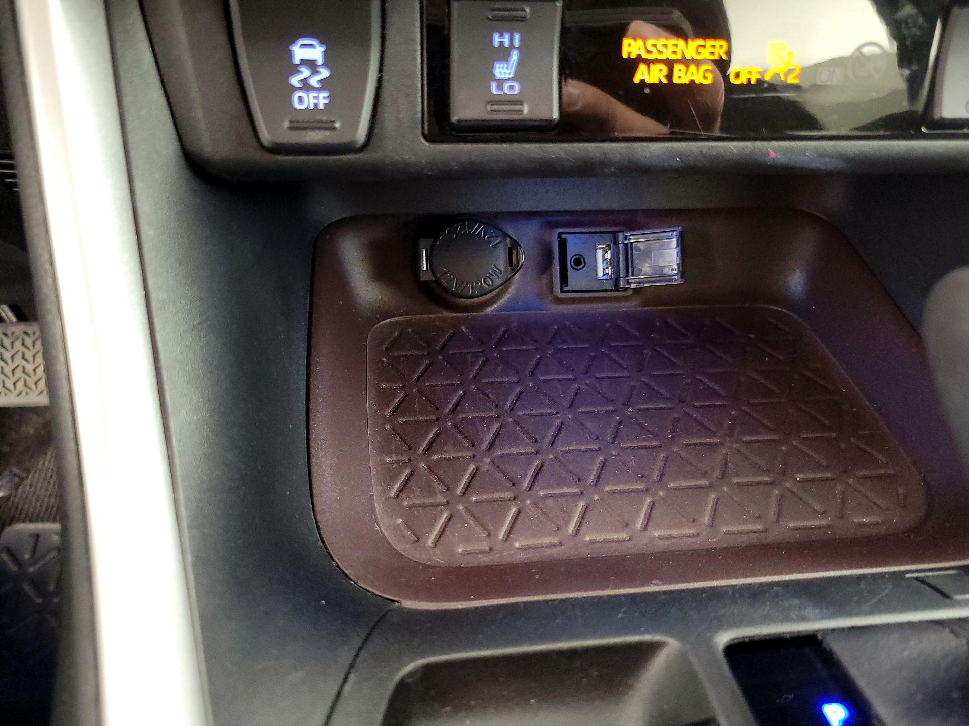 Thumbnail: 2019 Toyota RAV4 - 19