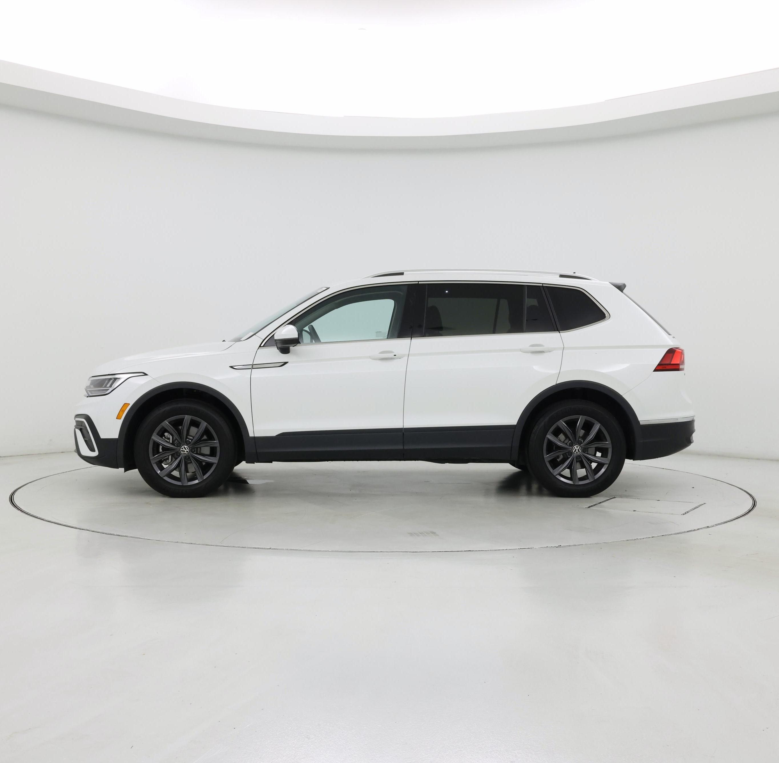Thumbnail: 2023 Volkswagen Tiguan - 3