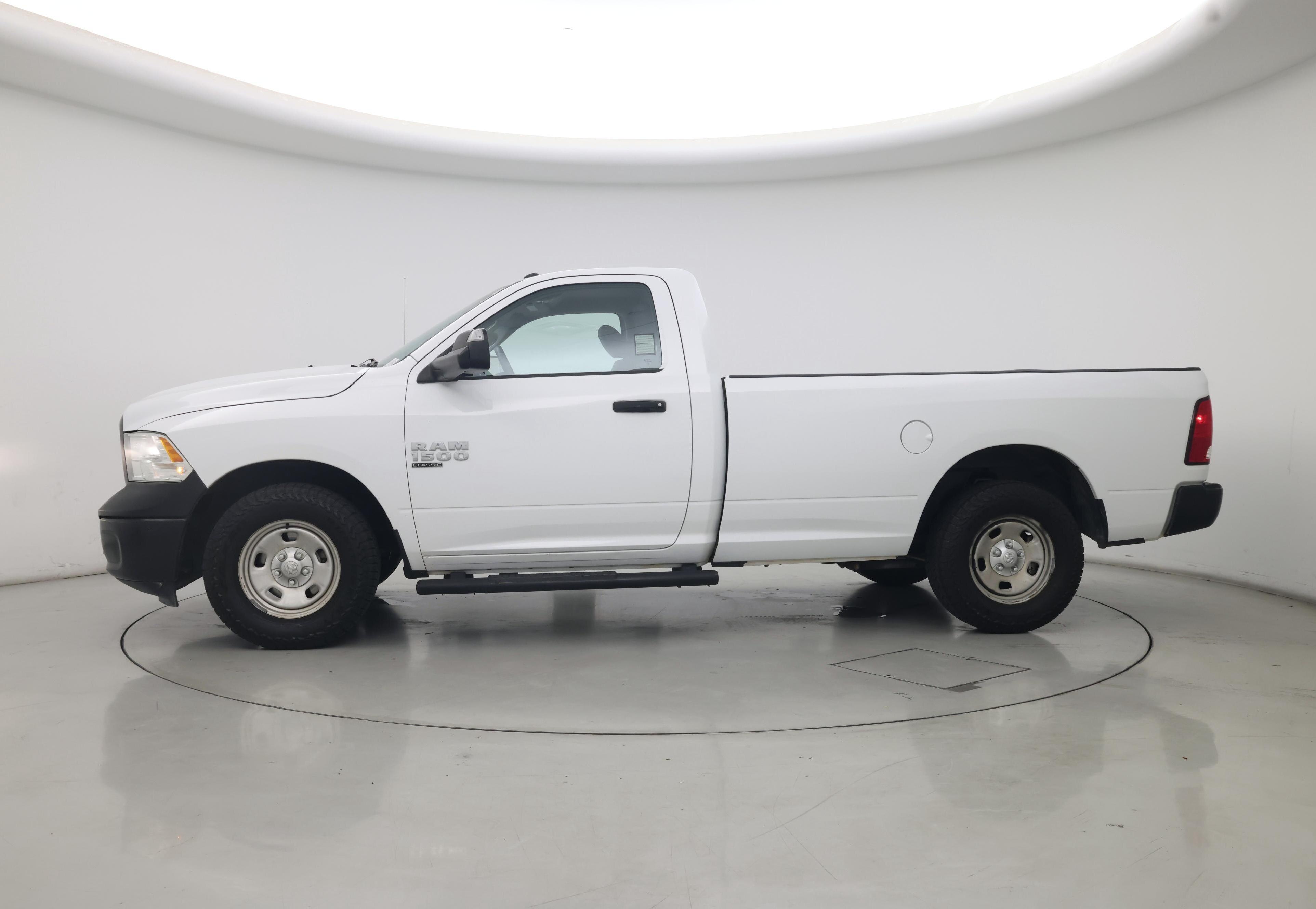 Thumbnail: 2019 RAM 1500 Classic - 3
