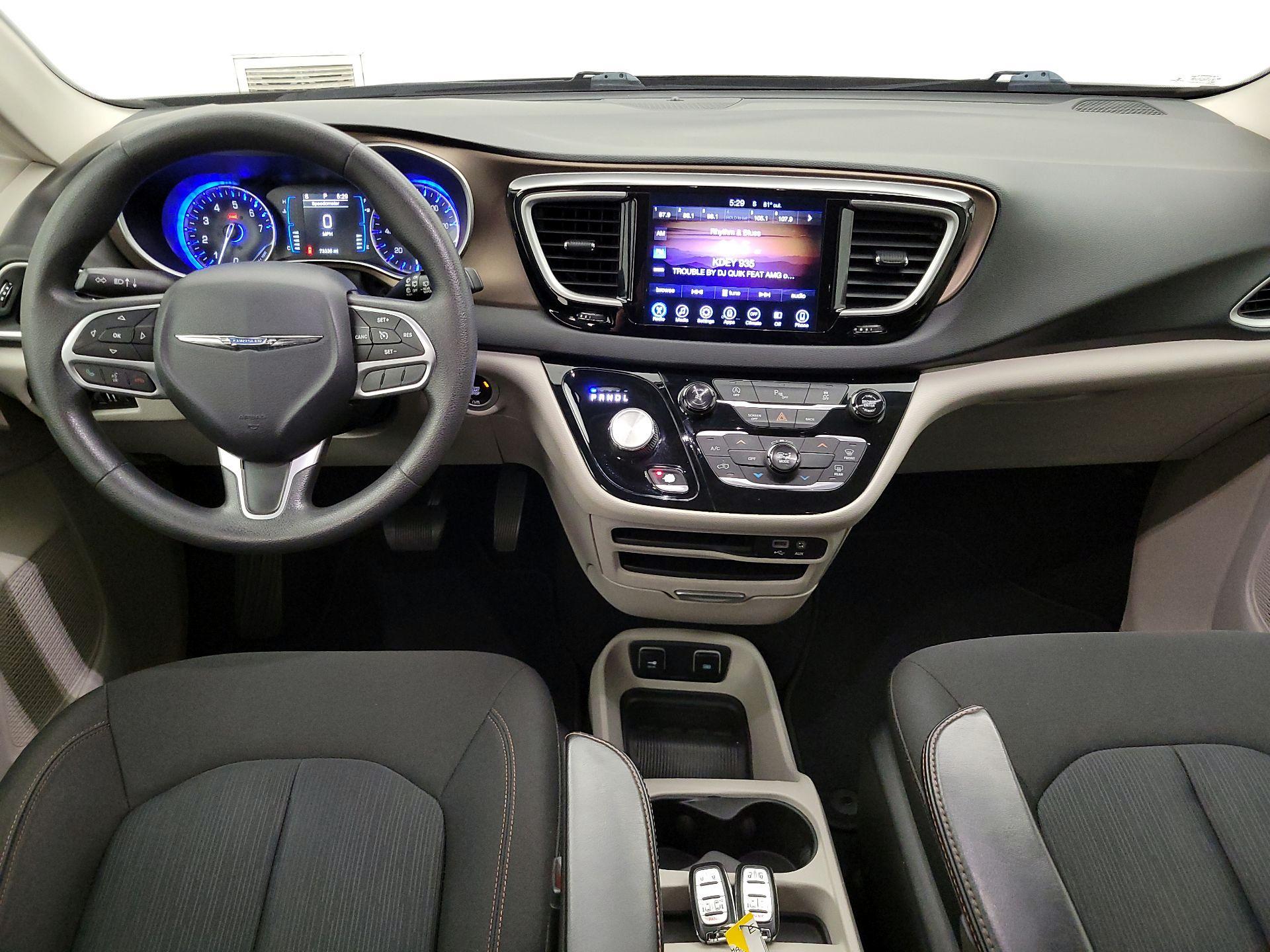 Thumbnail: 2017 Chrysler Pacifica - 9
