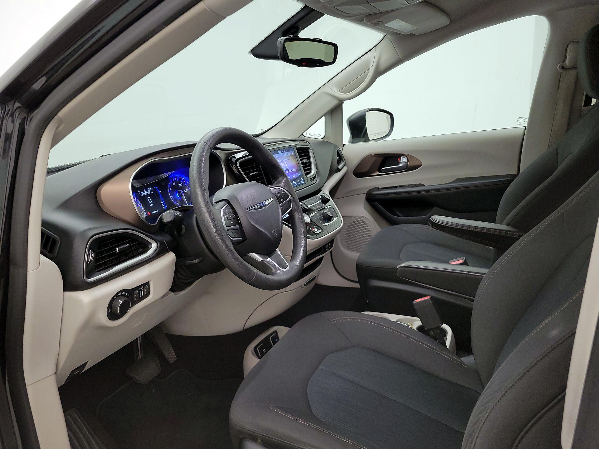 Thumbnail: 2017 Chrysler Pacifica - 11