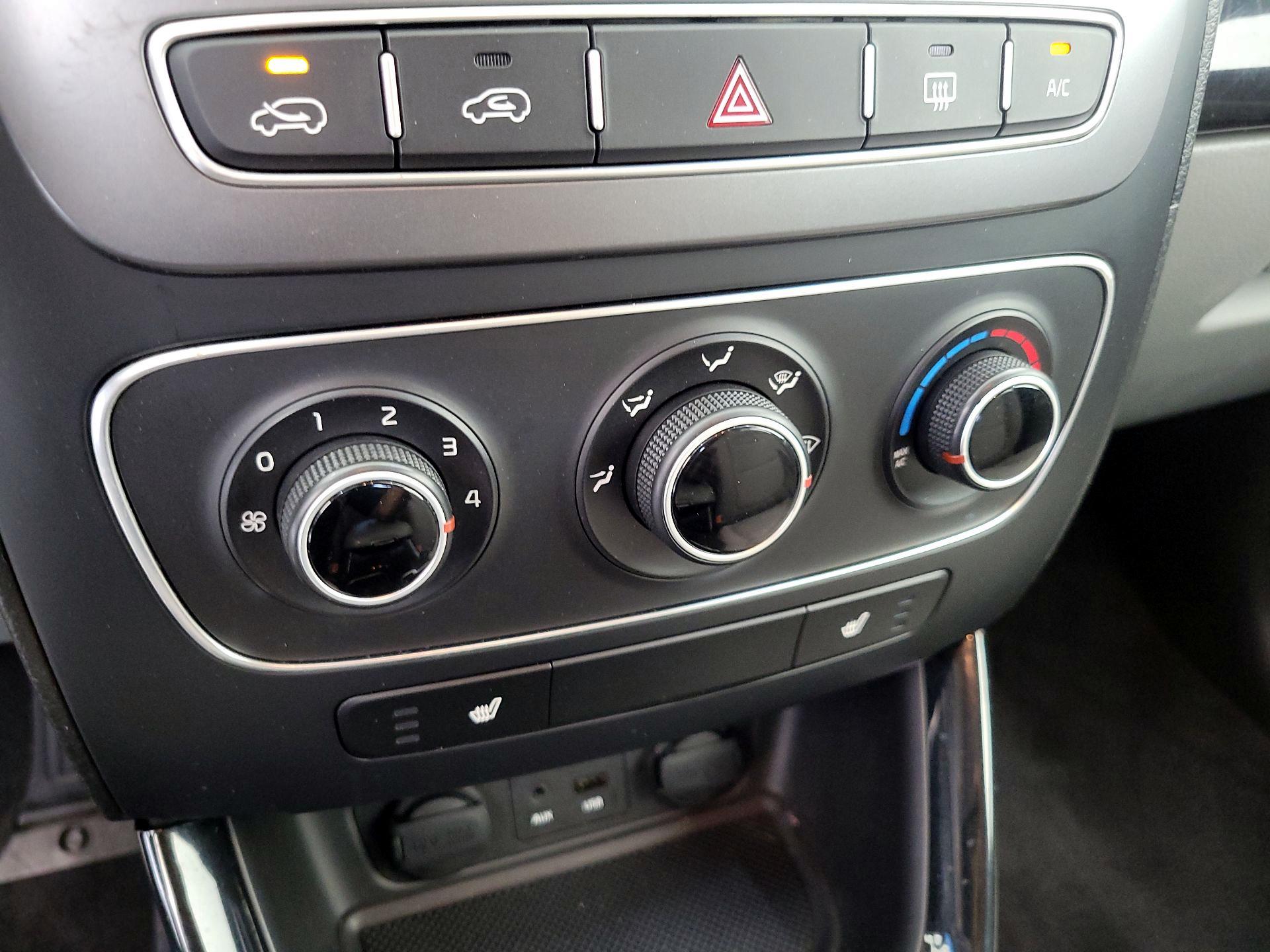 Thumbnail: 2014 Kia Sorento - 15