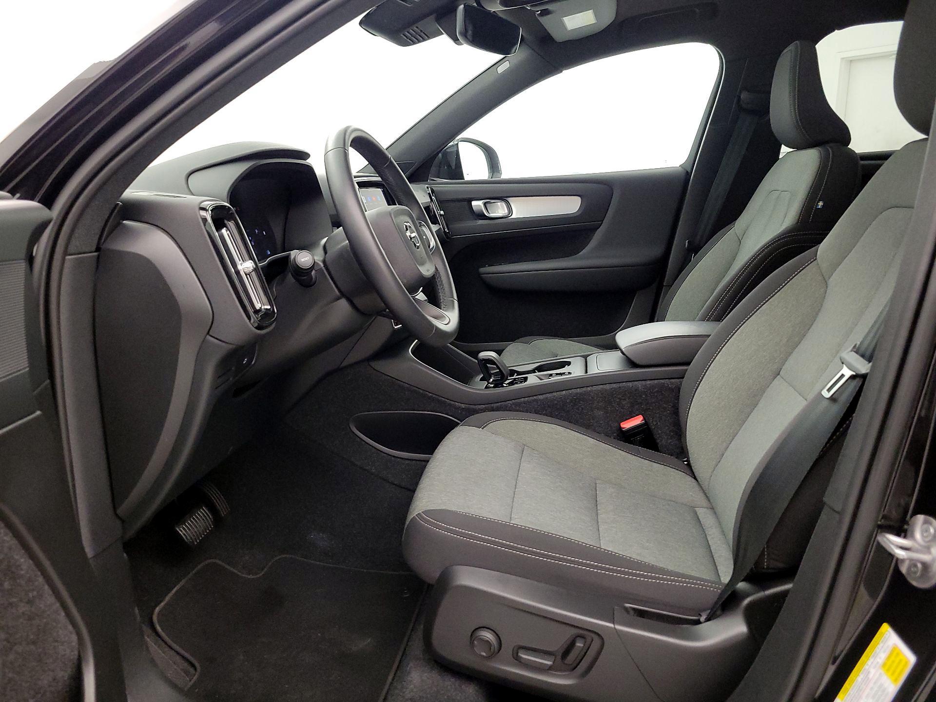 Thumbnail: 2025 Volvo XC40 - 11