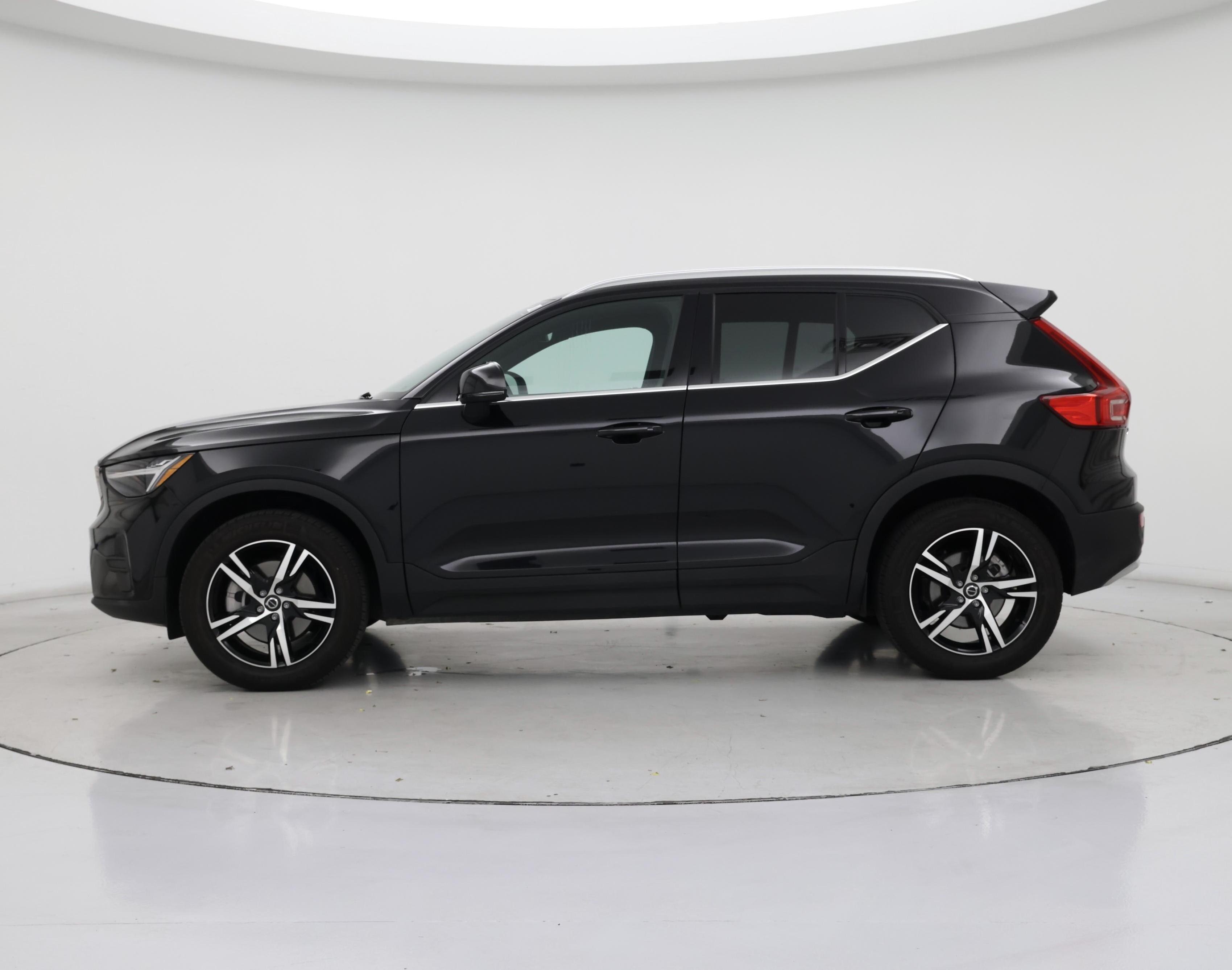 Thumbnail: 2025 Volvo XC40 - 3