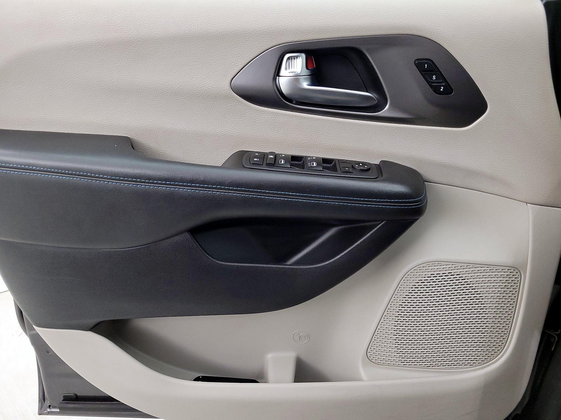 Thumbnail: 2021 Chrysler Pacifica - 12