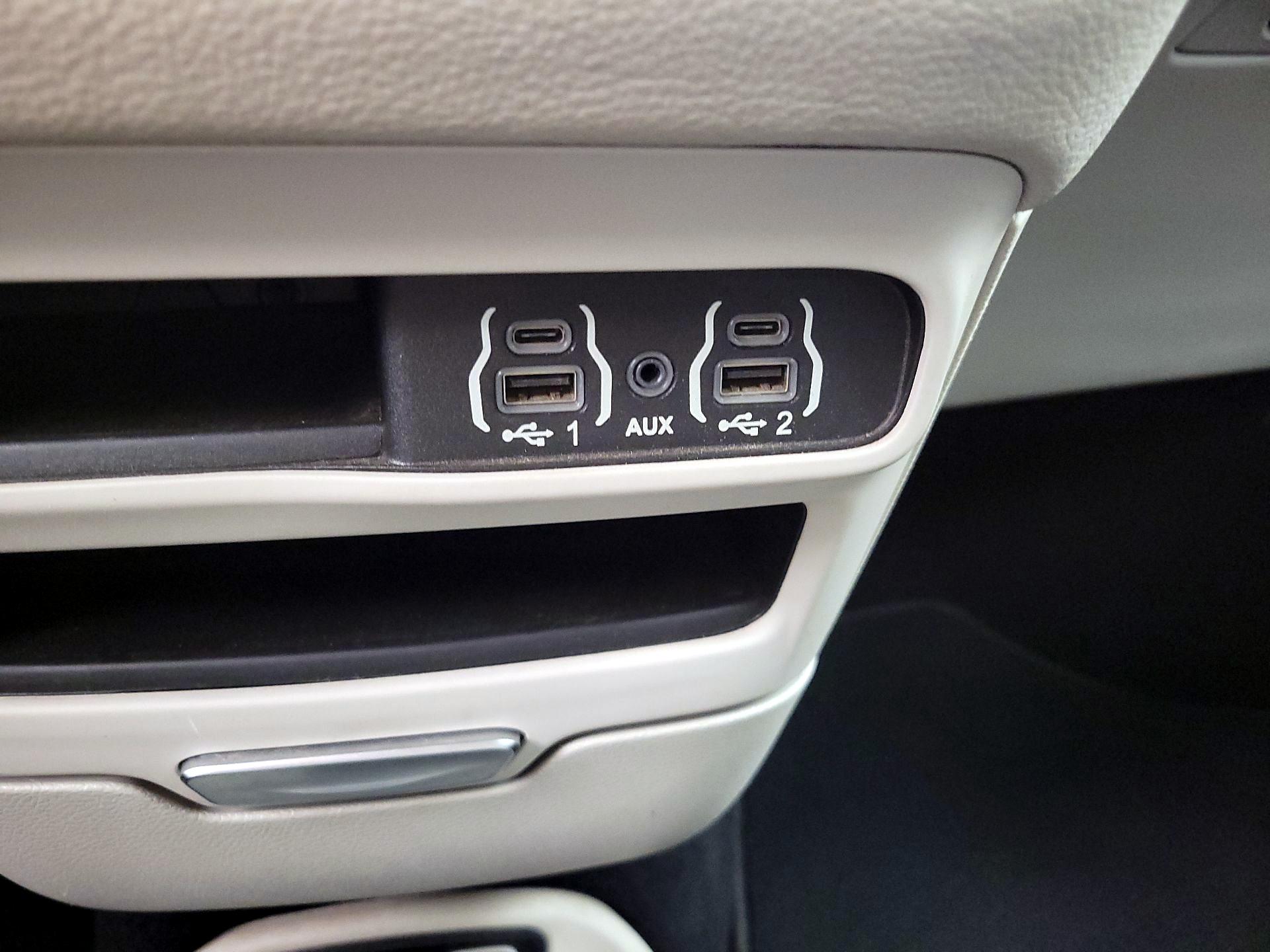 Thumbnail: 2021 Chrysler Pacifica - 18