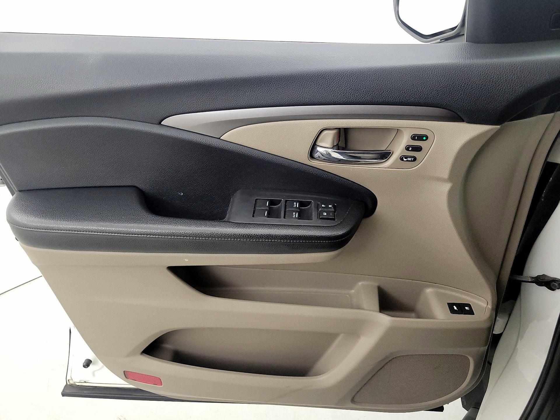 Thumbnail: 2019 Honda Pilot - 12