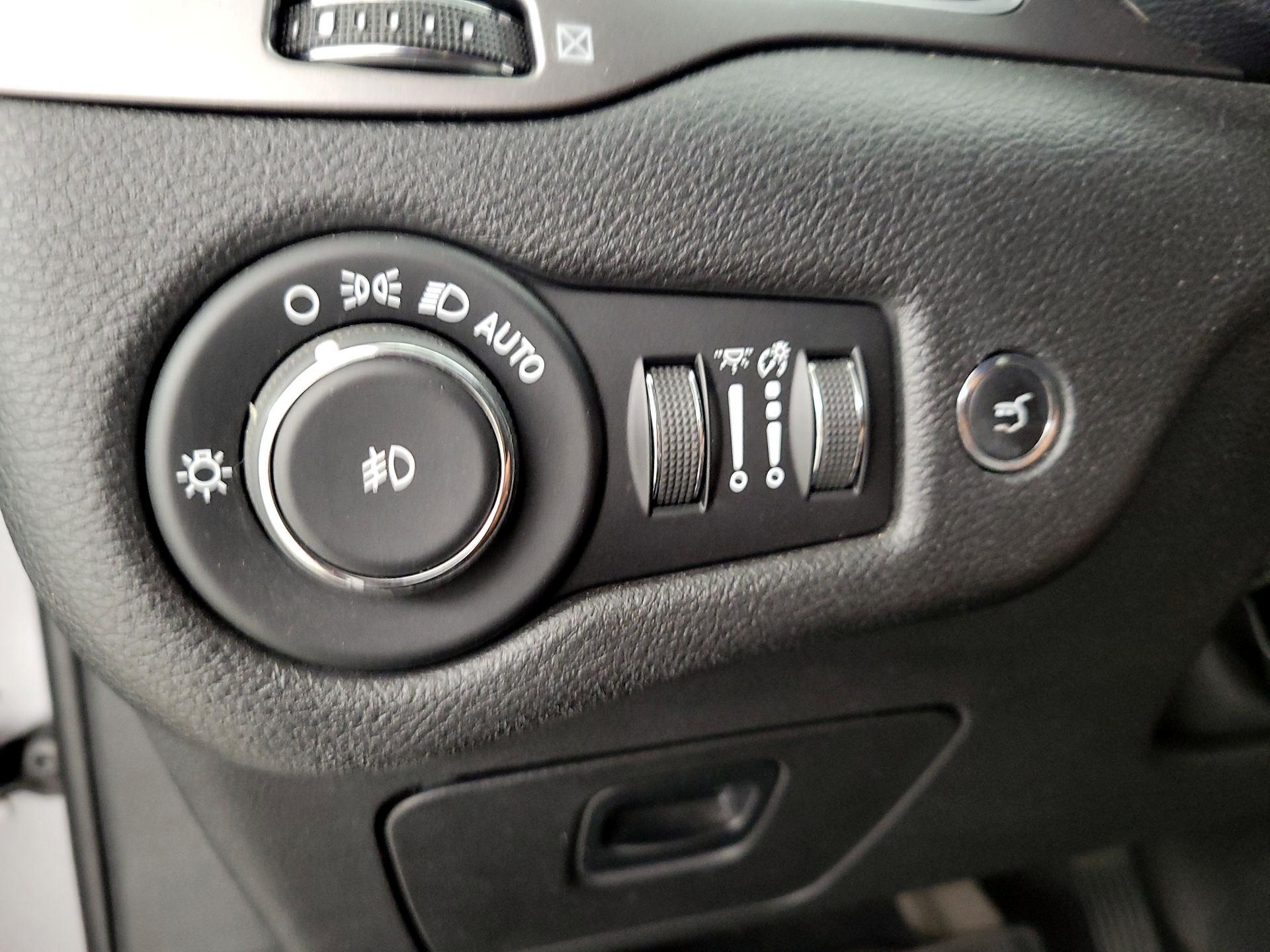 Thumbnail: 2019 Jeep Cherokee - 13