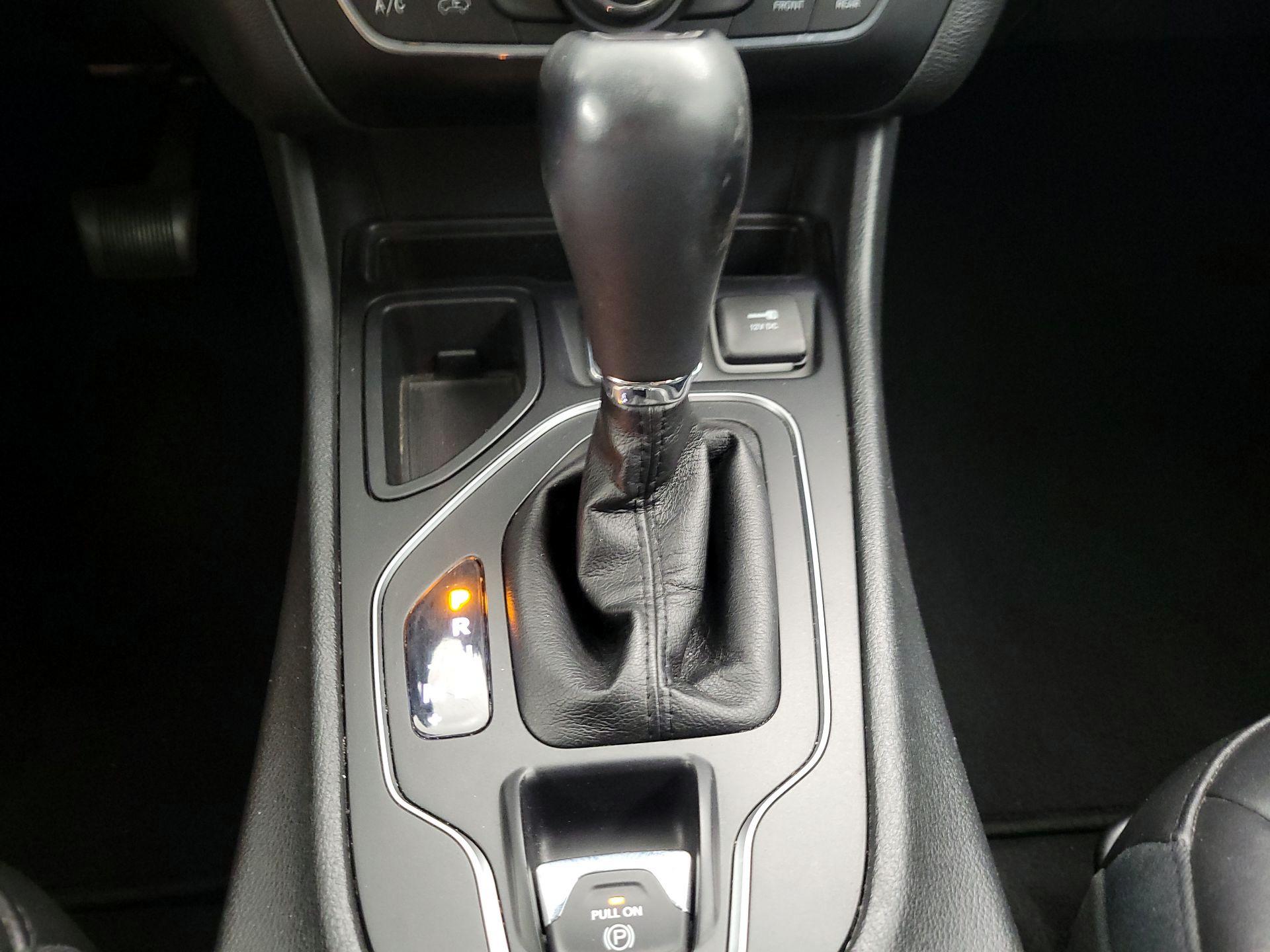 Thumbnail: 2019 Jeep Cherokee - 17