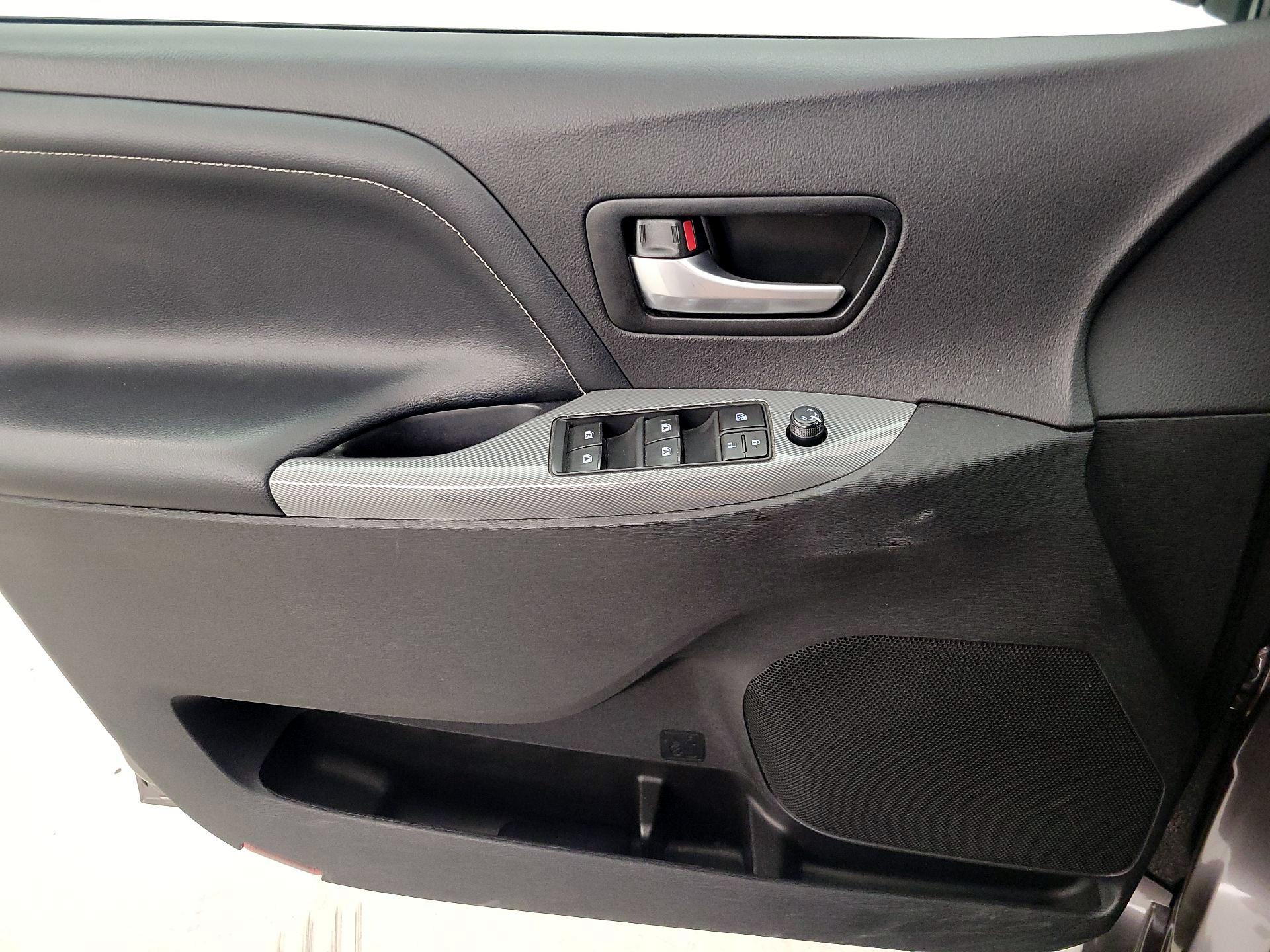 Thumbnail: 2015 Toyota Sienna - 12
