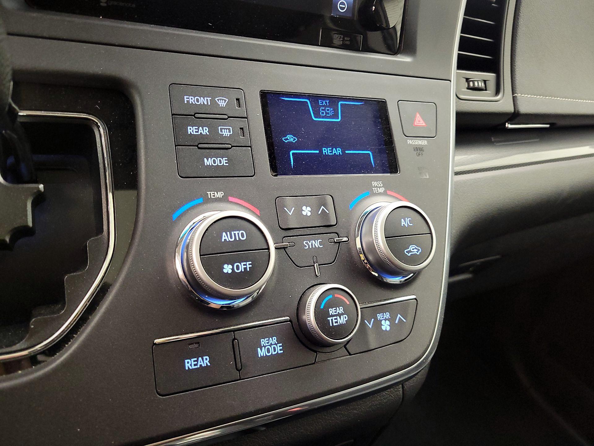 Thumbnail: 2015 Toyota Sienna - 16
